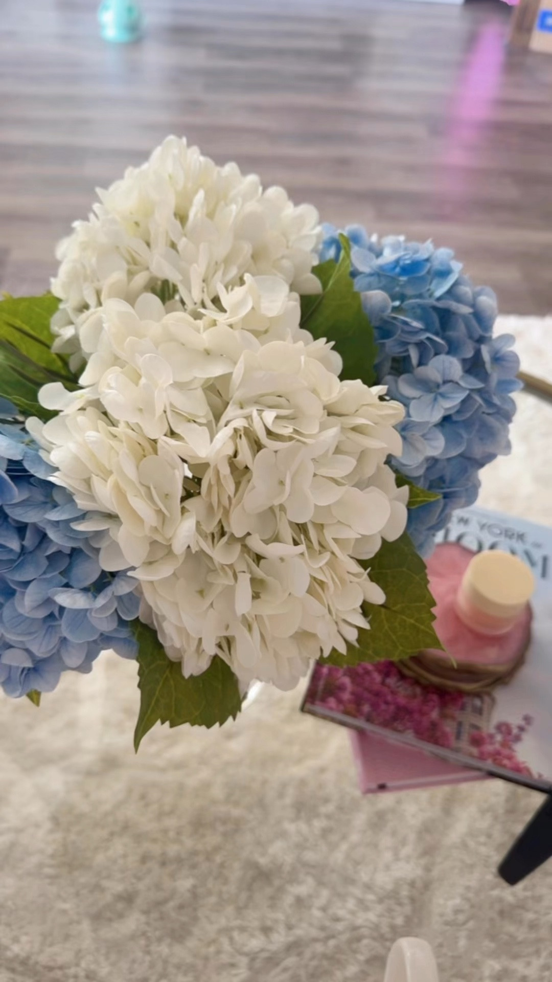 Real-like hydrangeas! Perfect for kitty and cat moms who want them in their space💖🩵🫧

#LTKHome #LTKVideo #LTKFindsUnder50