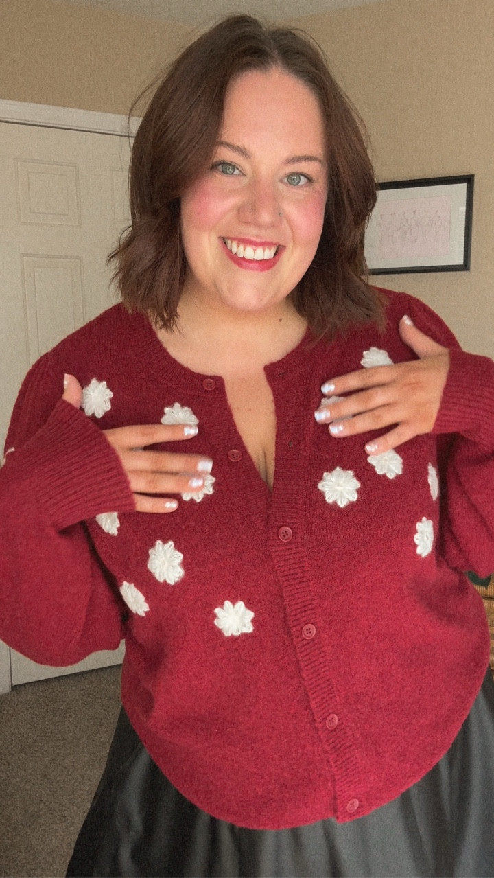 You’re telling me @torrid sent me PR!?! 😍 I filmed a chatty video for all the items so let me know if you want to see that too!! In all tops I’m wearing a size 1 and in bottoms I’m wearing a 16 🤎

Let me know which item(s) is your fav! I think I love the patchwork pants and striped cardigan most…but the red cardigan is a close second/third! 

#plussizefashion #torrid #tryonhaul