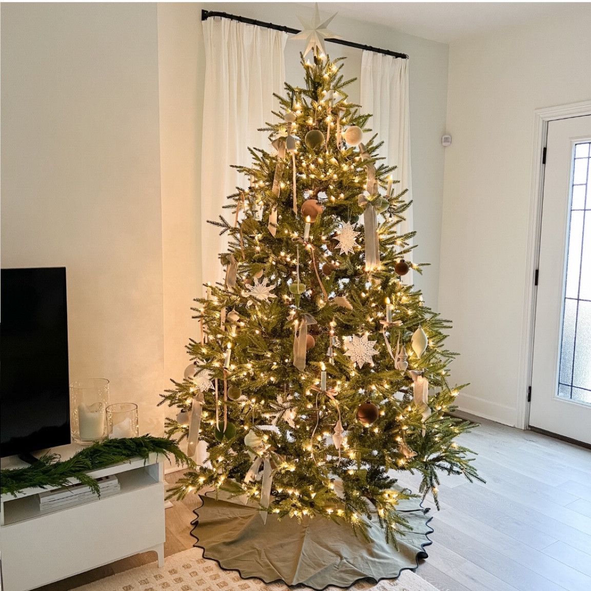 Christmas tree reveal! 

#LTKhome #LTKHoliday #LTKSeasonal