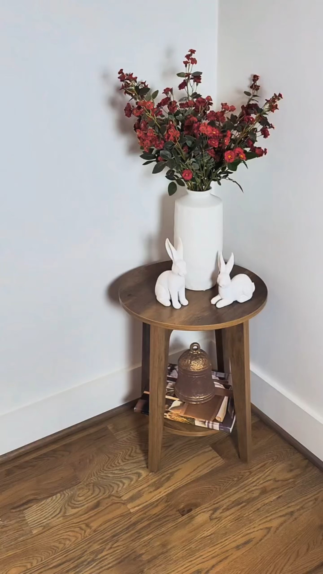 Una pequeña esquina que habla por sí sola ❤️
Flores rojas que llenan de vida, conejitos que aportan ternura, un libro que invita a pausar y una vela bajo que envuelve todo con calma y calidez. ✨

#DecoraciónDeHogar #RincónEspecial #Primavera #amazonfinds #AmazonHome

#LTKHome #LTKSeasonal #LTKU