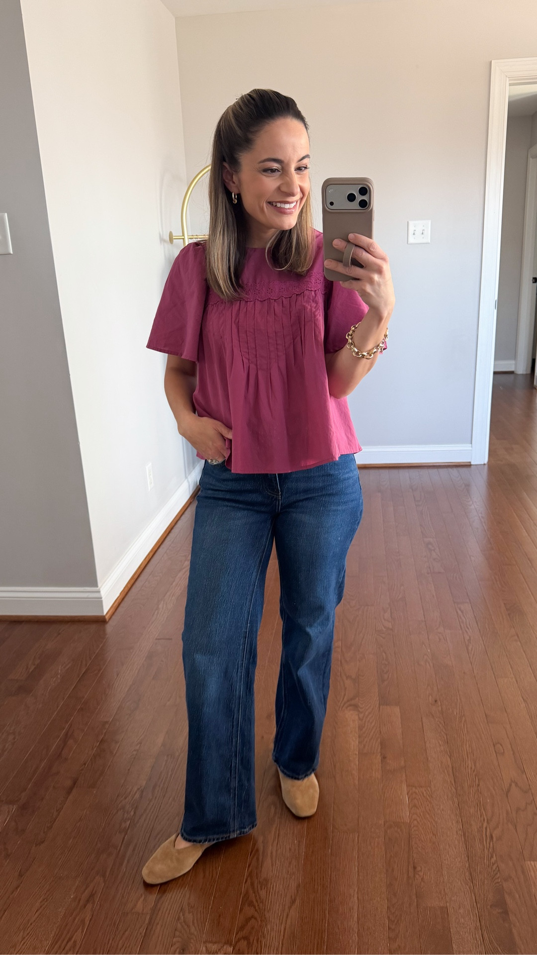 Put one of my favorite jeans to the wear test - the Bella Relaxed Straight from Quince. They do loosen a little but they don’t bag out. 

Jeans: 24 x 28” - they start at a 26” inseam option. Jeans shrink in the wash in length and overall fit. 
Top (Target): xs 
Shoes (Madewell) 

#LTKPetite