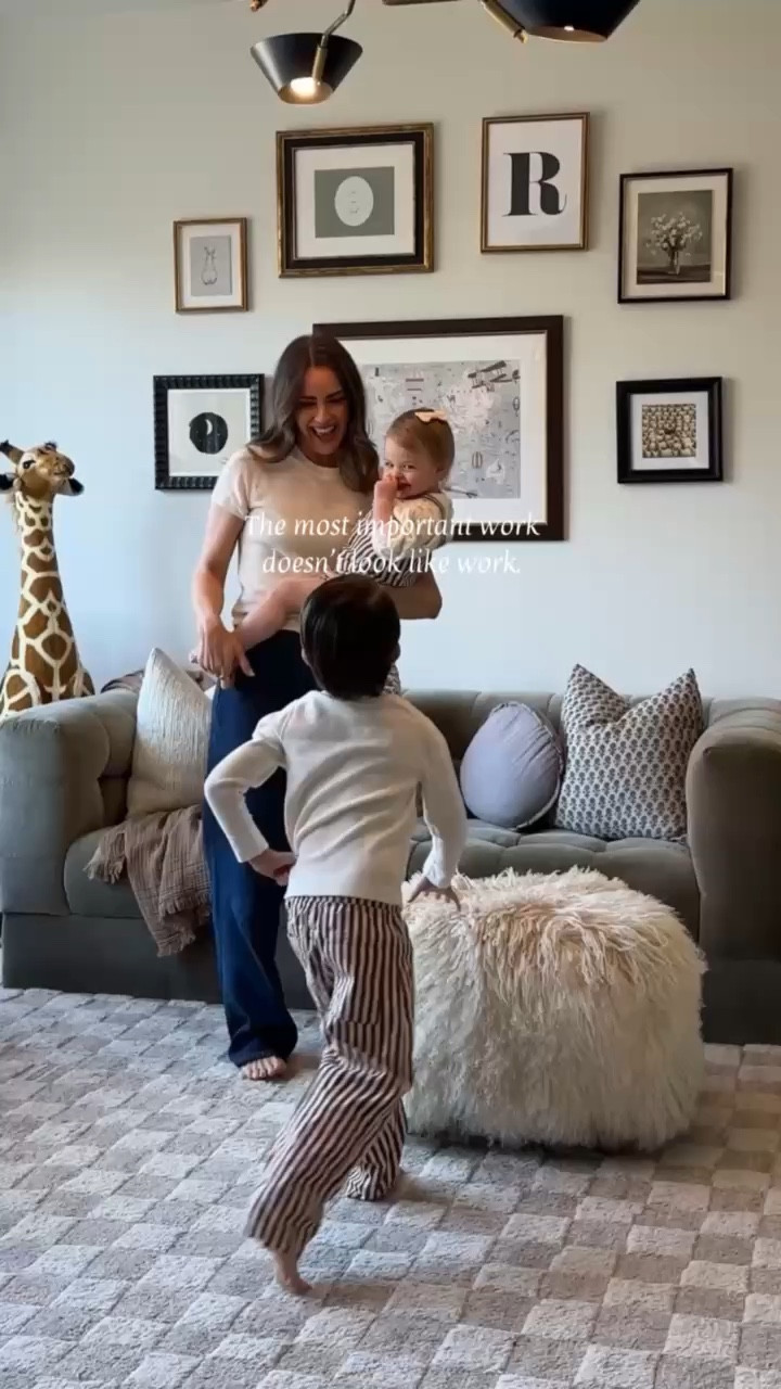 @hannaandersson lets us stay comfortable & focused on what is most important. From the cutest family matching moments to styles that fit their personalities, they truly have it all for every holiday, season, & memory. I rounded up these outfits & more favs here. #hannapartner