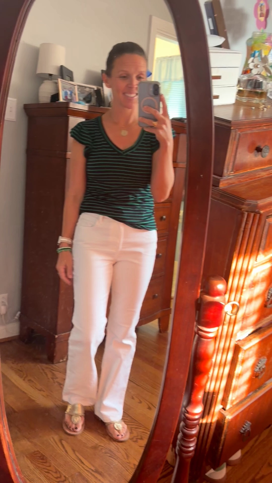 I love the double flutter on this sleeve, it isn’t too overpowering, and it has some nice stretch. I’ve worn this top to school and also out with friends for drinks.


#fluttersleeve #amazon #vlog #teacheroutfit #datenight #stripedtop #amazon #under10 #oldnavy #flarejeans