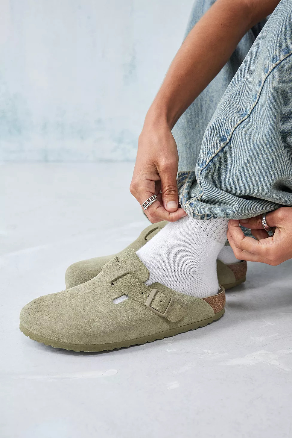 Birkenstock Faded Khaki Suede Boston Clogs | Urban Outfitters (EU)