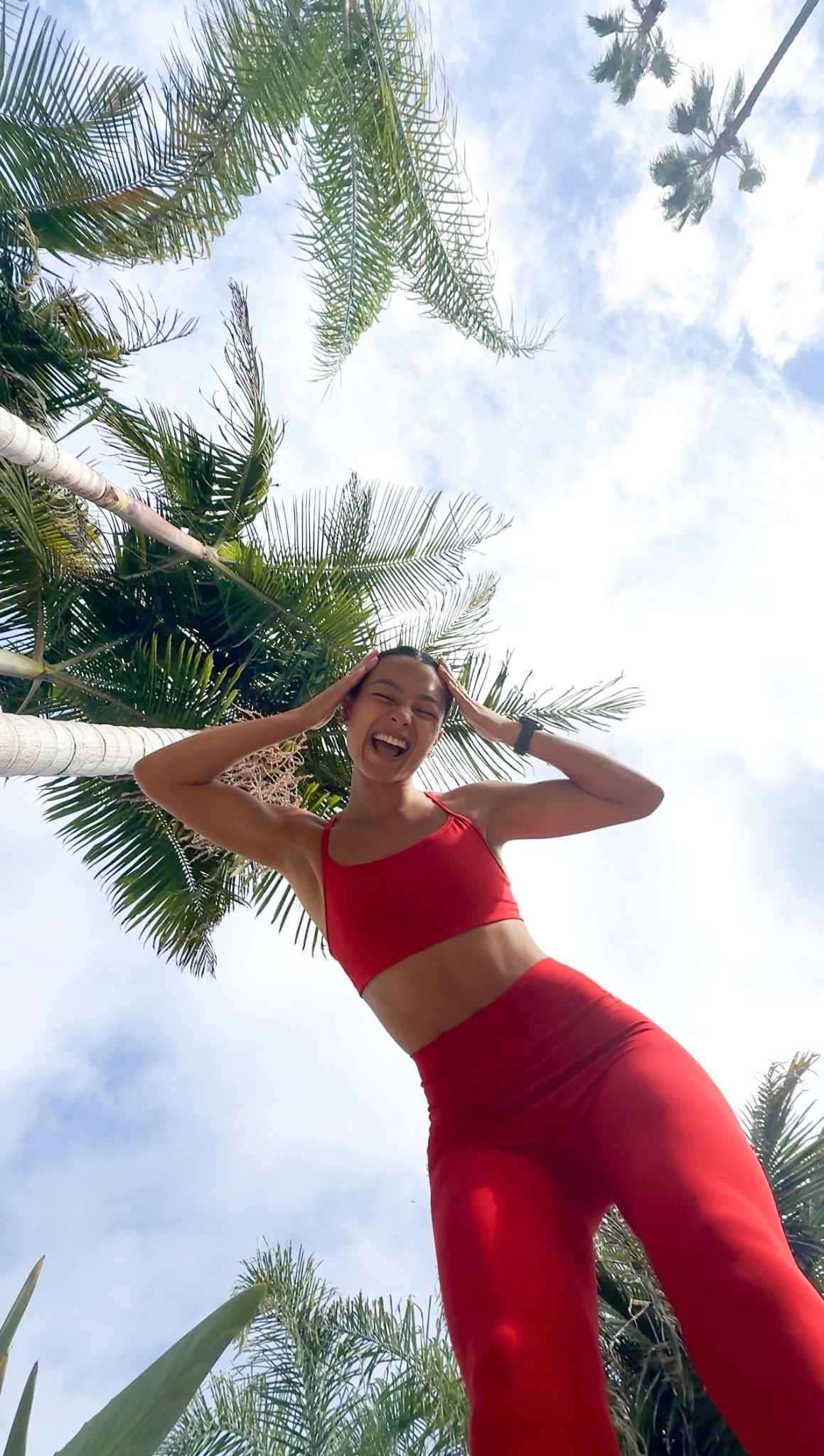 In LOVE with this @vuoriclothing set❤️ From the AllTheFeels™️ Collection- it’s the new Cherry color with the BlissBlend™️ fabric!!

Perfect for the holidays & SO comfortable/flattering!

#vuoripartner