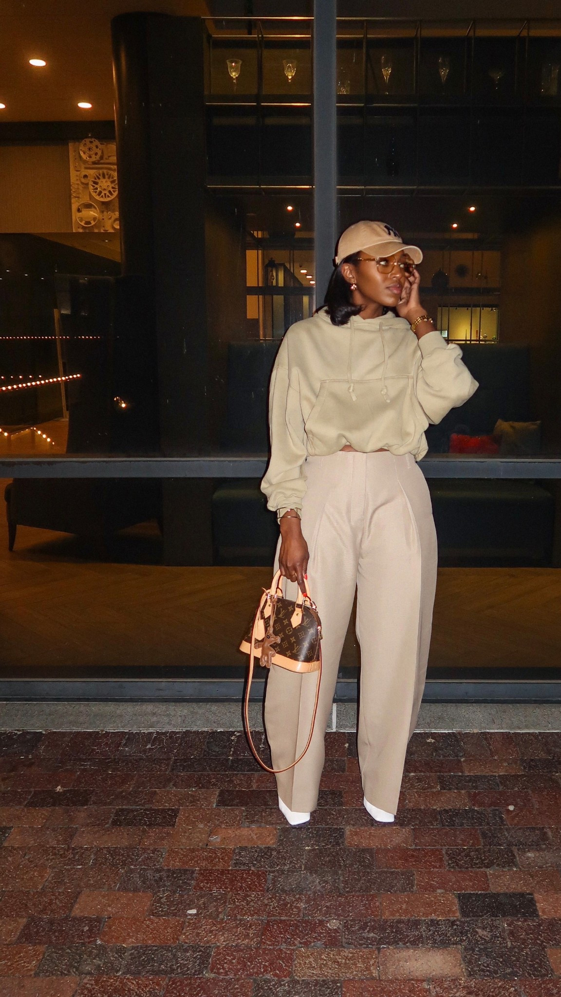 Wearing a small in the hoodie and size 40 in the pants 