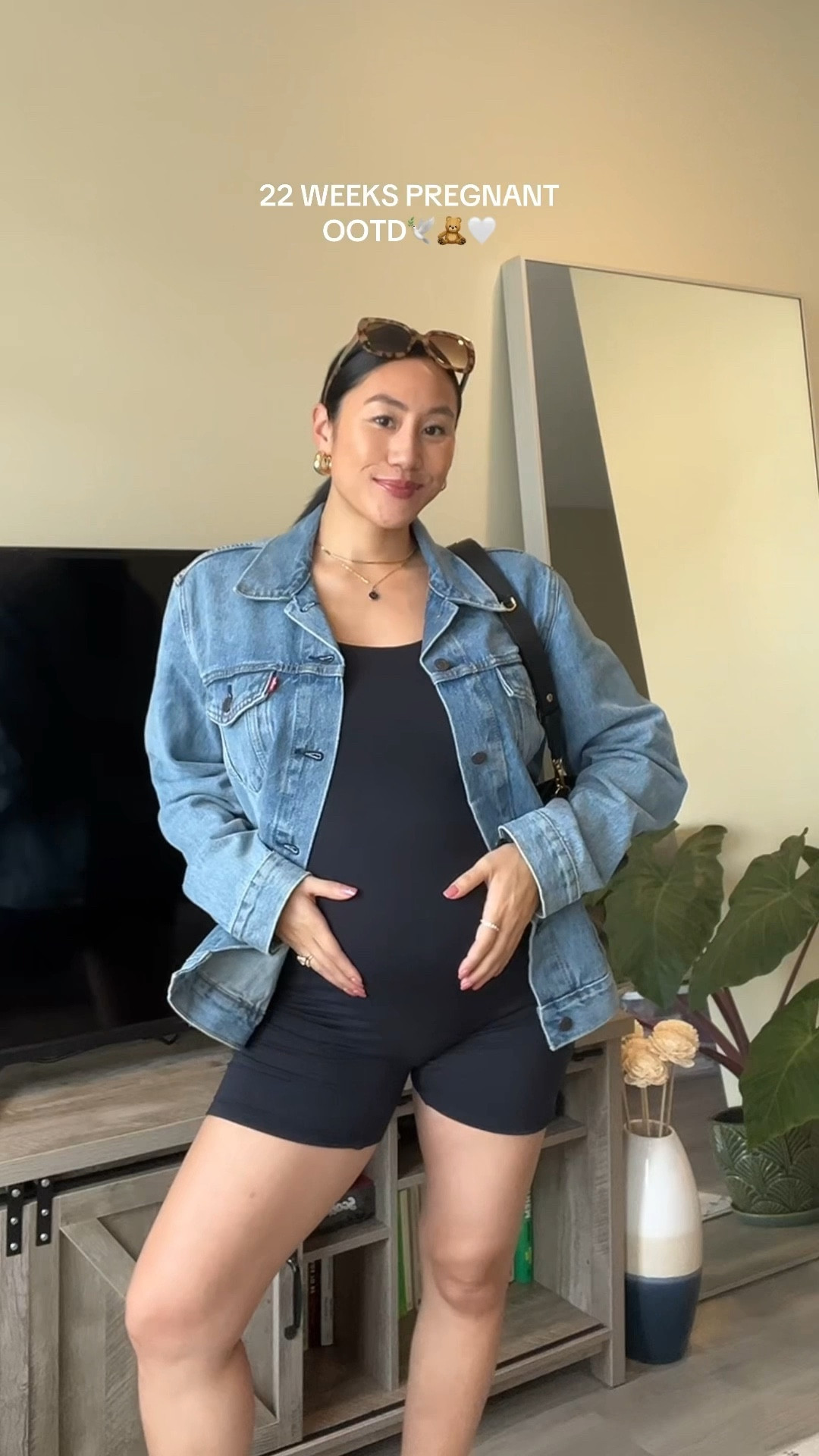 OOTD! 🕊️🧸🤍 22 weeks pregnant 