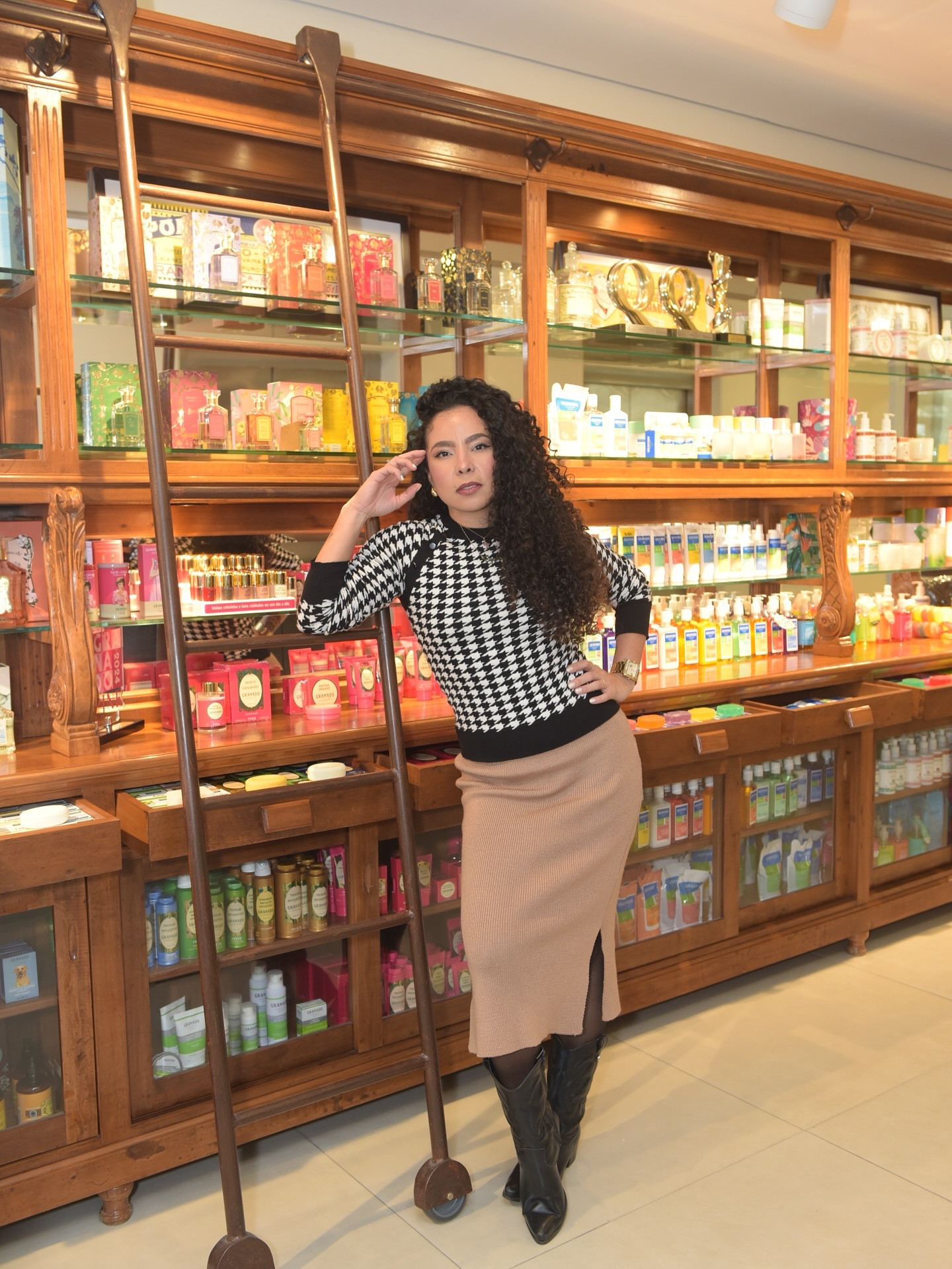 Hoje foi dia de imersão na perfumaria com @granado 💜

Tivemos uma master incrível com a @helenaugustoperfumes que é especialista em fragrâncias, sobre as fragrâncias da @granadobrazil que são compartilháveis e podem e devem ser usadas por todos.

Amei aprender mais sobre fragrâncias nesse workshop - muito obrigada a todo o time Granado e @amobelezabr pelo convite. 

E você encontram todas as fragrâncias no site e no app da Amobeleza! 💜

#perfume #fragrancias #perfumenacional #granado #beleza #intimasdaline #moda #hair #make #maquiagem #cabelo