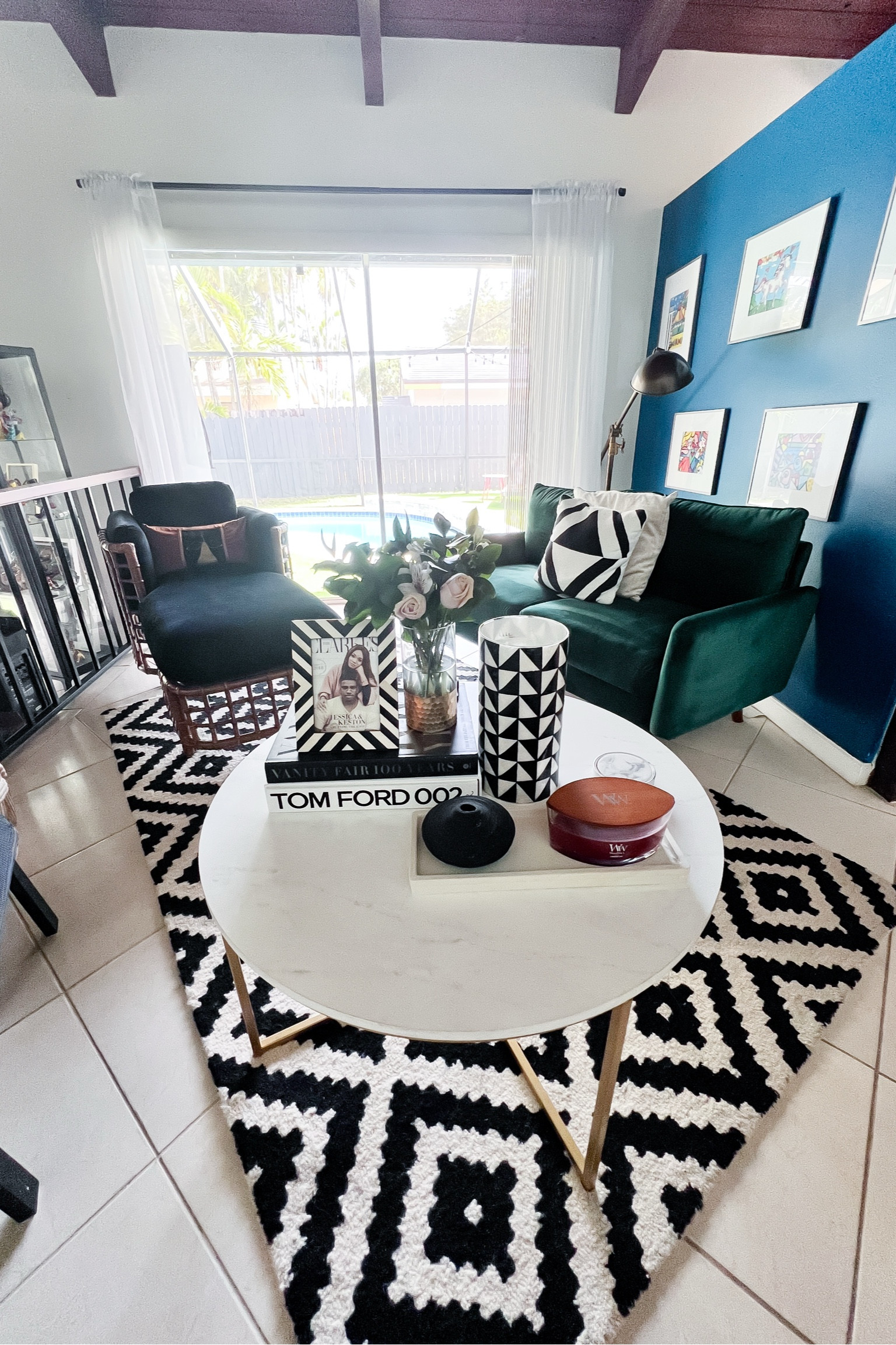 Shop my home!

Moroccan rug
Coffee table
Tom ford fashion book
Candle
Velvet green sofa
Britto art
Nicole miller vase
Flowers
Living room


#LTKHome