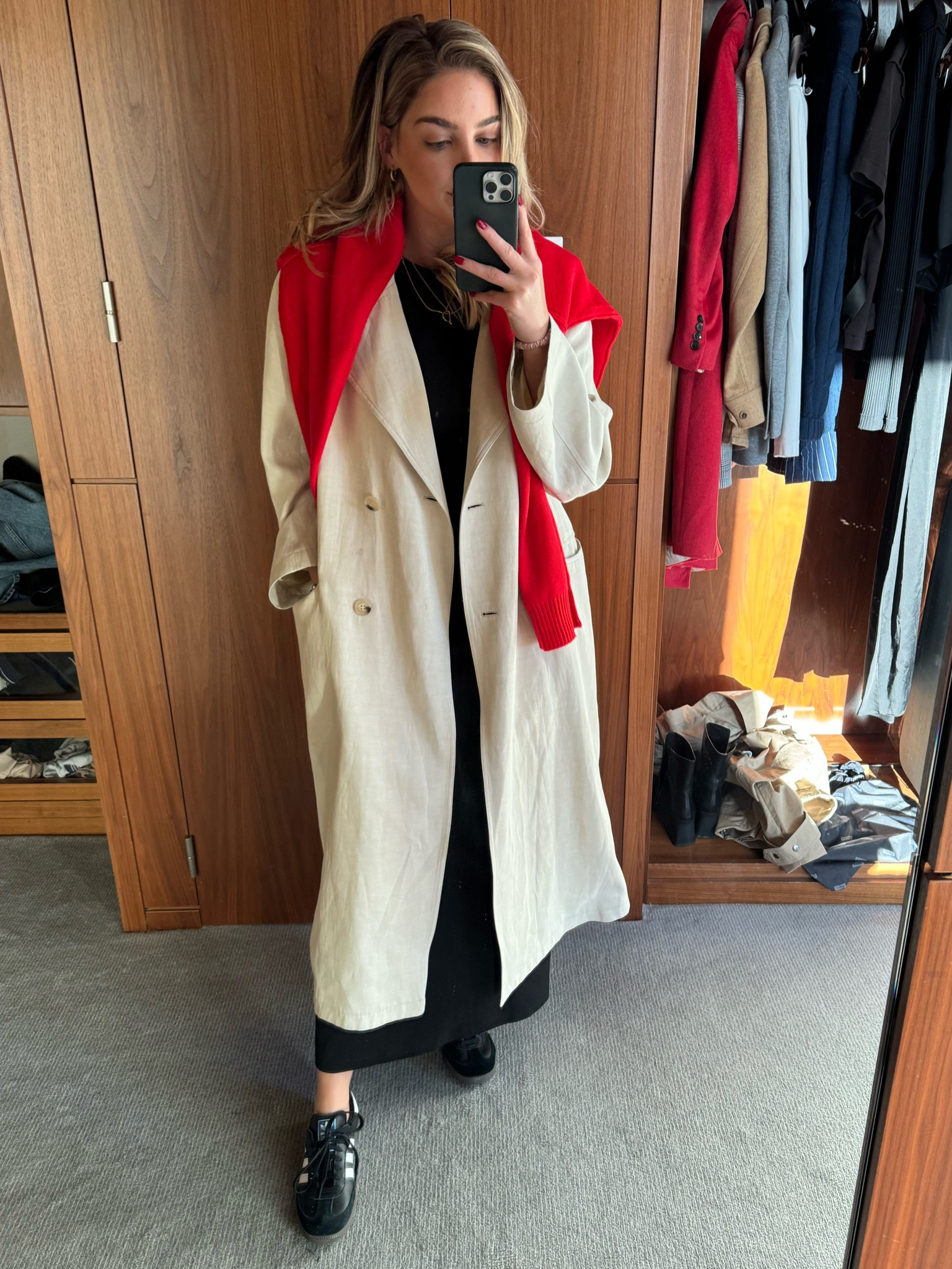 Chic & comfy to walk around the big 🍎 this t shirt dress is SUCH great quality- I bought both colors and the price is 🤌🏻. Linked a budget friendly trench that is similar to mine also! Loved this look! 

#LTKSeasonal #LTKfindsunder100