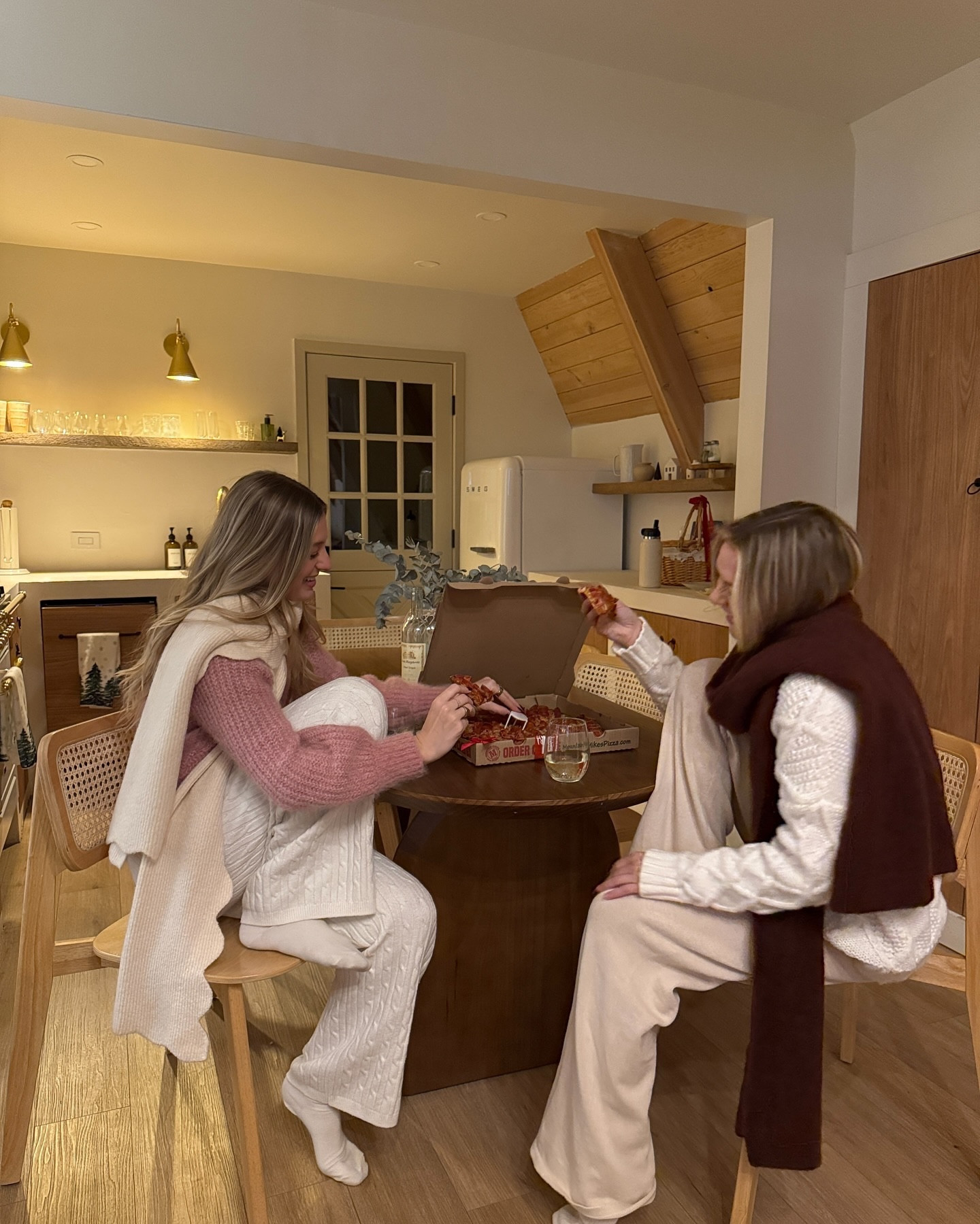 All I need for a good time: 🌲✨☕️🎀

#cozycabinvibes #cozyvibes #cozyaesthetic #cabinaesthetic #lakearrowhead #pinterestinspired #pinterestaesthetic #pinterestgirls #pinterestphotos #outfitinspo #winteroutfitinspo