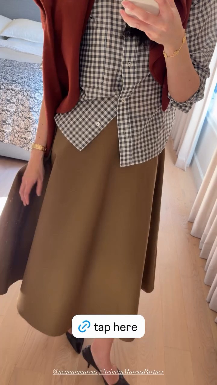 An easy go-to work uniform: an a-line skirt, a (barely) cropped shirt and a pop of color around the shoulders.

#classicstyle
#OOTD
#GRWM
#falloutfit
@neimanmarcus #NeimanMarcusPartner

#LTKootd #LTKgrwm #LTKSeasonal
