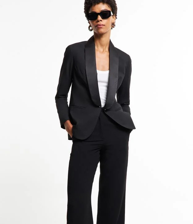 Blazer em Crepe com Lapela Acetinada e Detalhe Frontal em Metal Preto | Renner (BR)