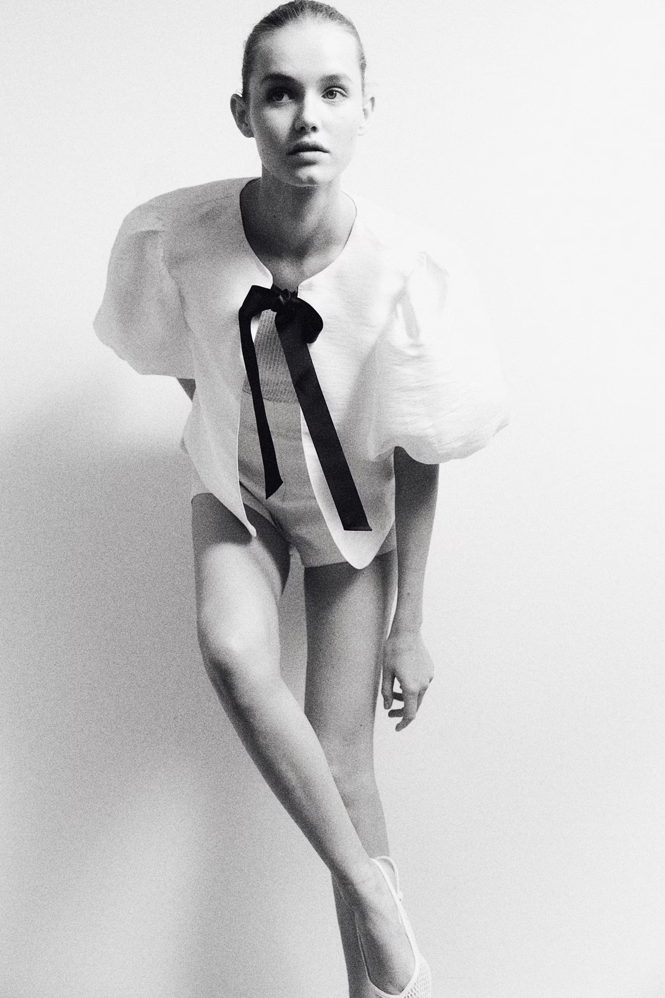 Balloon-sleeved blouse - Round neck - Short sleeve - Black - Ladies | H&M GB | H&M (UK, MY, IN, SG, PH, TW, HK)