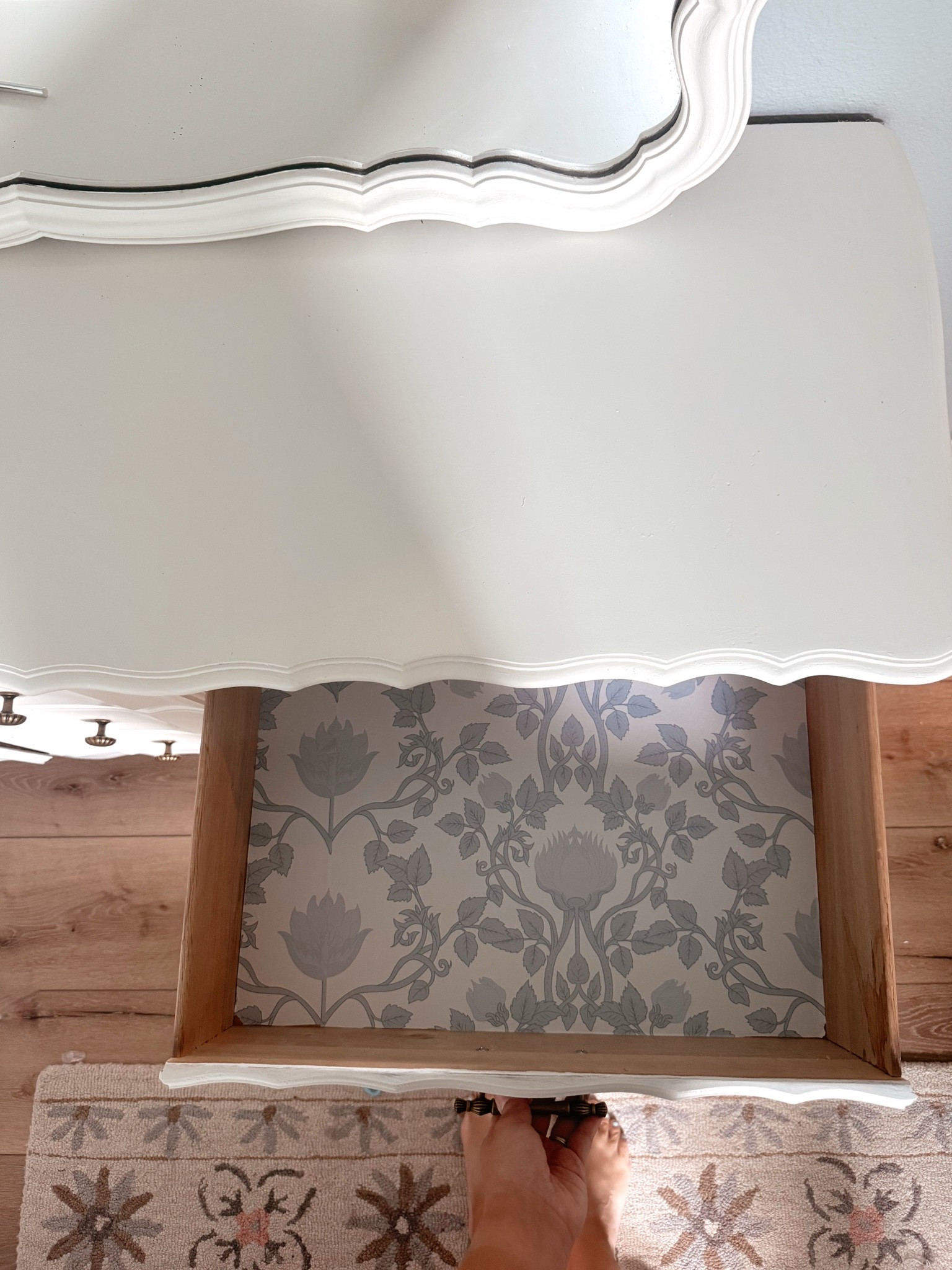 I used this beautiful blue floral peel and stick wallpaper to light the dresser drawers in my daughters room 😍