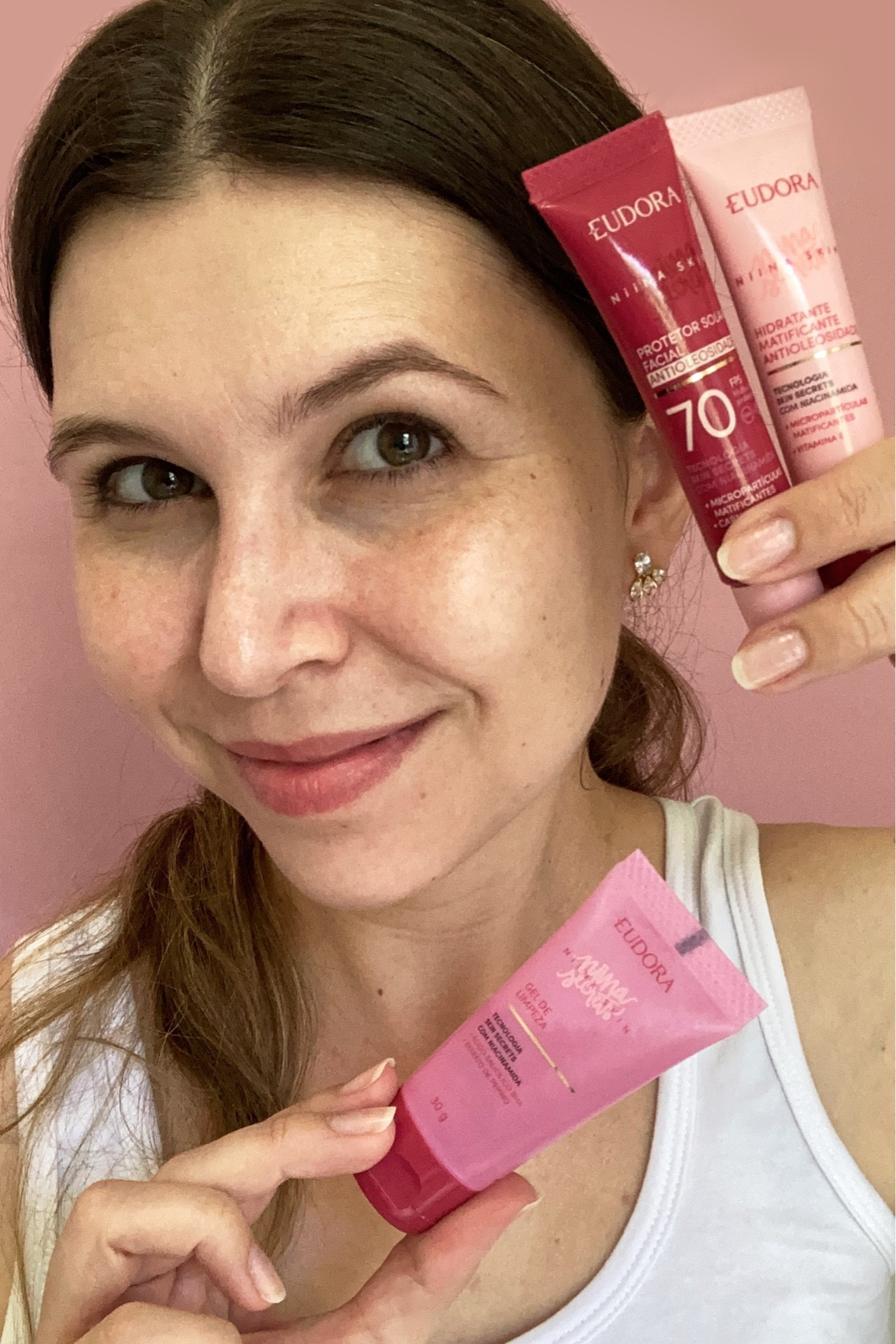 Se você adora produtinhos de cuidados com a pele, você precisa conhecer esse kit! É o Kit Essenciiais Niina Skin! 

Um kit perfeito para sua rotina diária e também para levar em viagens!

O kit essenciiais vem com: 
- 01 Gel de Limpeza Eudora Niina Secrets Skin 30g
- 01 Hidratante Matificante Antioleosidade Niina Skin 15g
- 01 Protetor Solar Facial FPS 70  Niina Skin 15ml

Estou amando esses produtos! A linha Niina Skin da Eudora é maravilhosa! 

#niinaskin #kitessenciiais #skincare 

#LTKbeauty #LTKbrasil