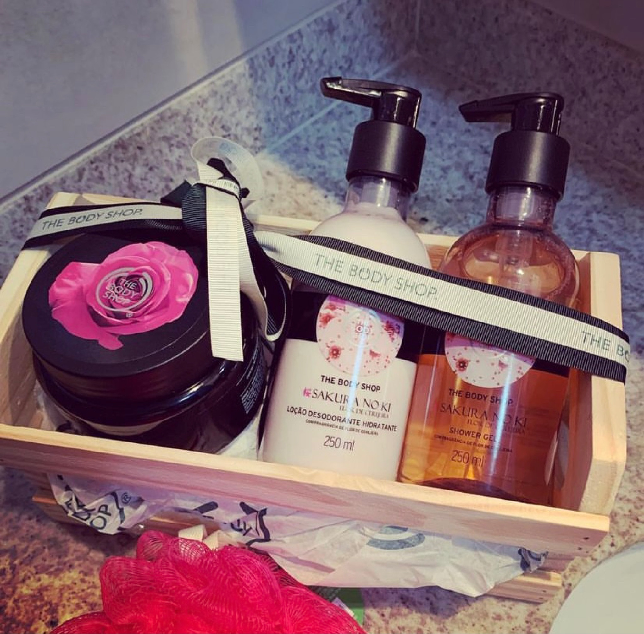 Aquele momento sagrado do dia que a gente tira para um auto cuidado, merece produtos que agradam a todos os sentidos! As linhas Rosas Inglesas (British Rose) e Flor de Cerejeira (Sakura No Ki) da The Body Shop entregam qualidade com um aroma incrível! 🌸🌷🌸🌷🌸

#LTKbrasil #LTKbeauty