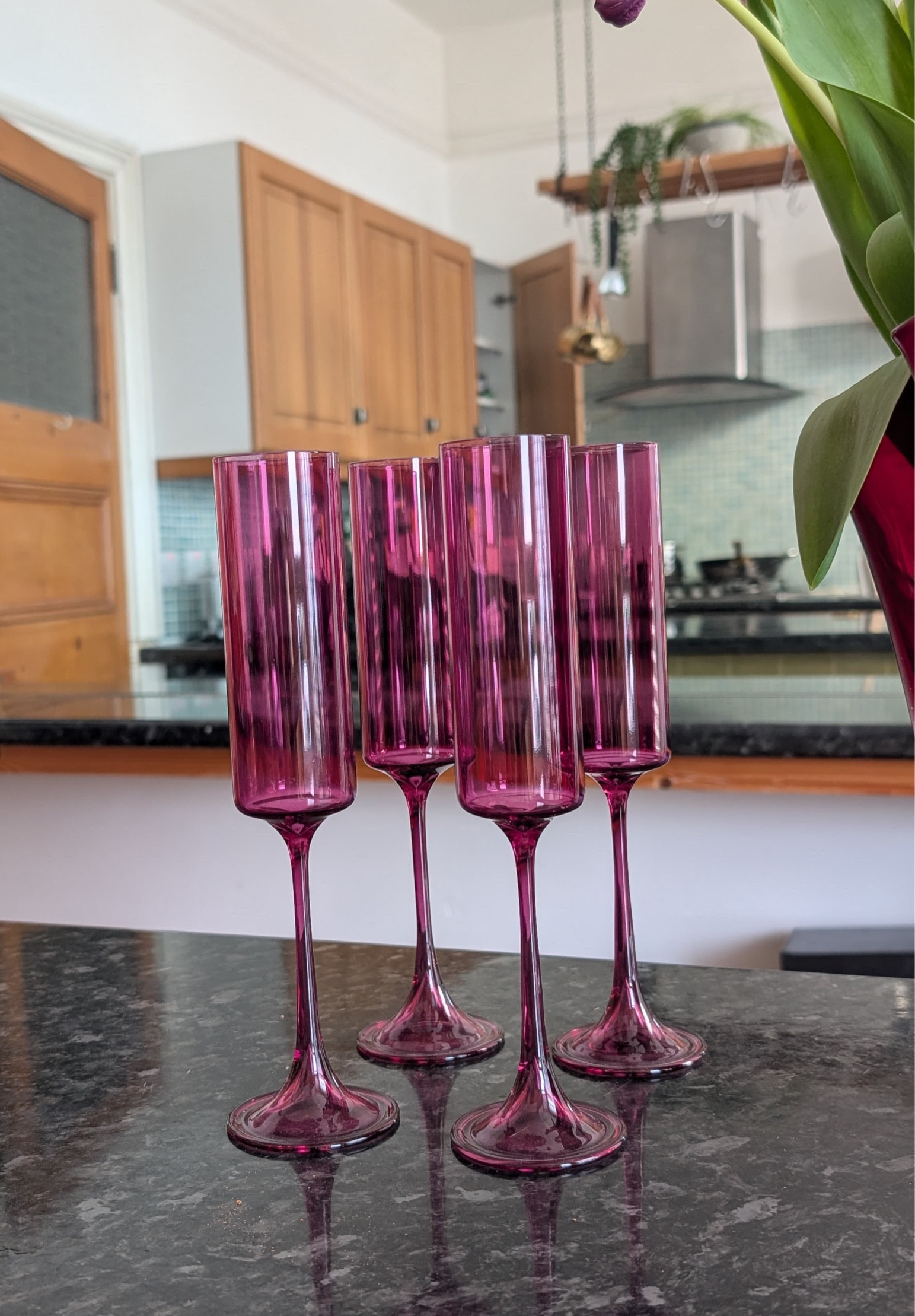 Have I just found the most perfect dopamine coloured raspberry pink champagne cocktail flutes? Perfect for upcoming party season 

Oliver Bonas Glassware interiors gift guide festive party Christmas pink Anthropologie hm home 