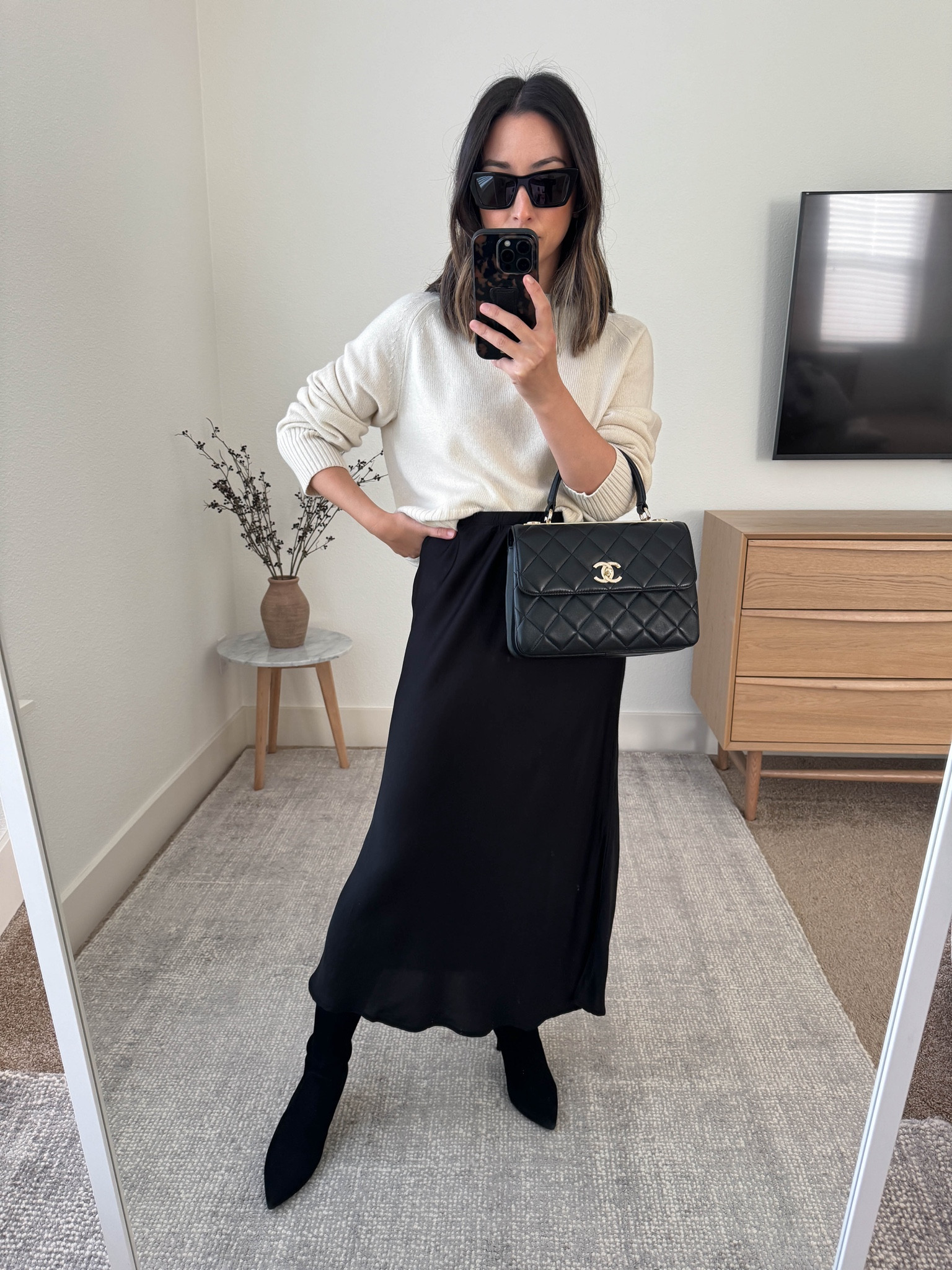 2023 Fall Capsule Wardrobe outfits. 

Everlane cashmere sweater xs
Michael Stars skirt xs (old)
Stuart Weitzman boots 35
YSL sunglasses 
Chanel trendy cc small


#LTKshoecrush #LTKstyletip #LTKSeasonal