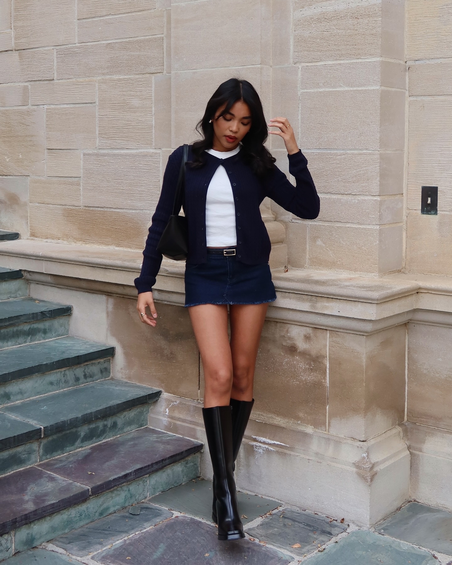 a navy moment ✨ 
.
.
@alissalizaa for more 🫶🏽 
#ootd #cardigan #outfitideas #petitestyle #preppy #microskirt