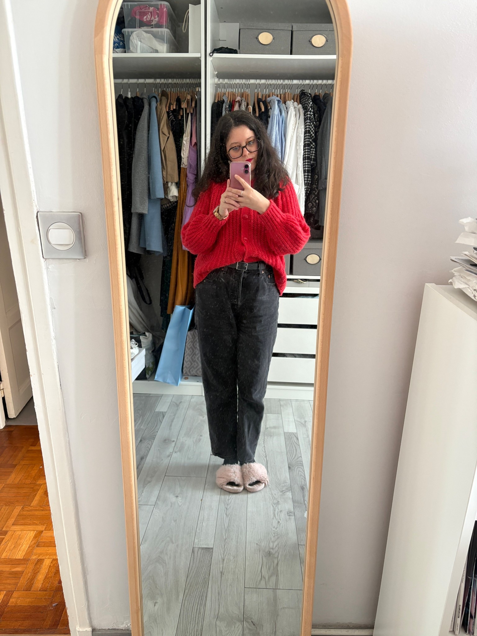 Look du jour 10/11
Un look cocooning avec un gilet rouge 

#LTKjeans #LTKpetite #LTKautumn