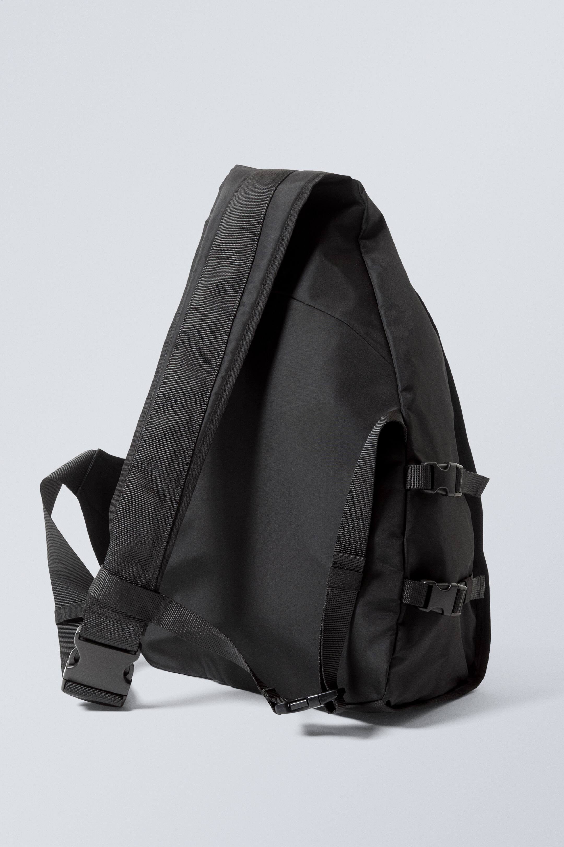 Großer Crossbody-Rucksack aus Nylon - Schwarz - Men | H&M AT | H&M (DE, AT, CH, NL, FI)