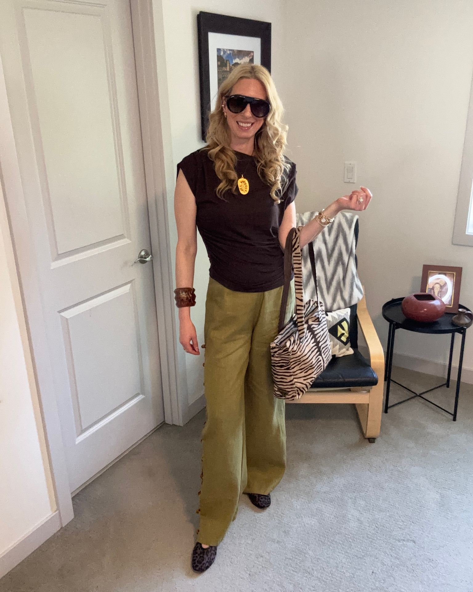 Saturday Fit! 

Top and bracelet @h&m
Pants @vrggrl
Mesh Leopard Mary Jane’s @stevemadden-us 
Sunnies @amazonfindsandfashion 
Vintage @prada bag and necklace @ebay