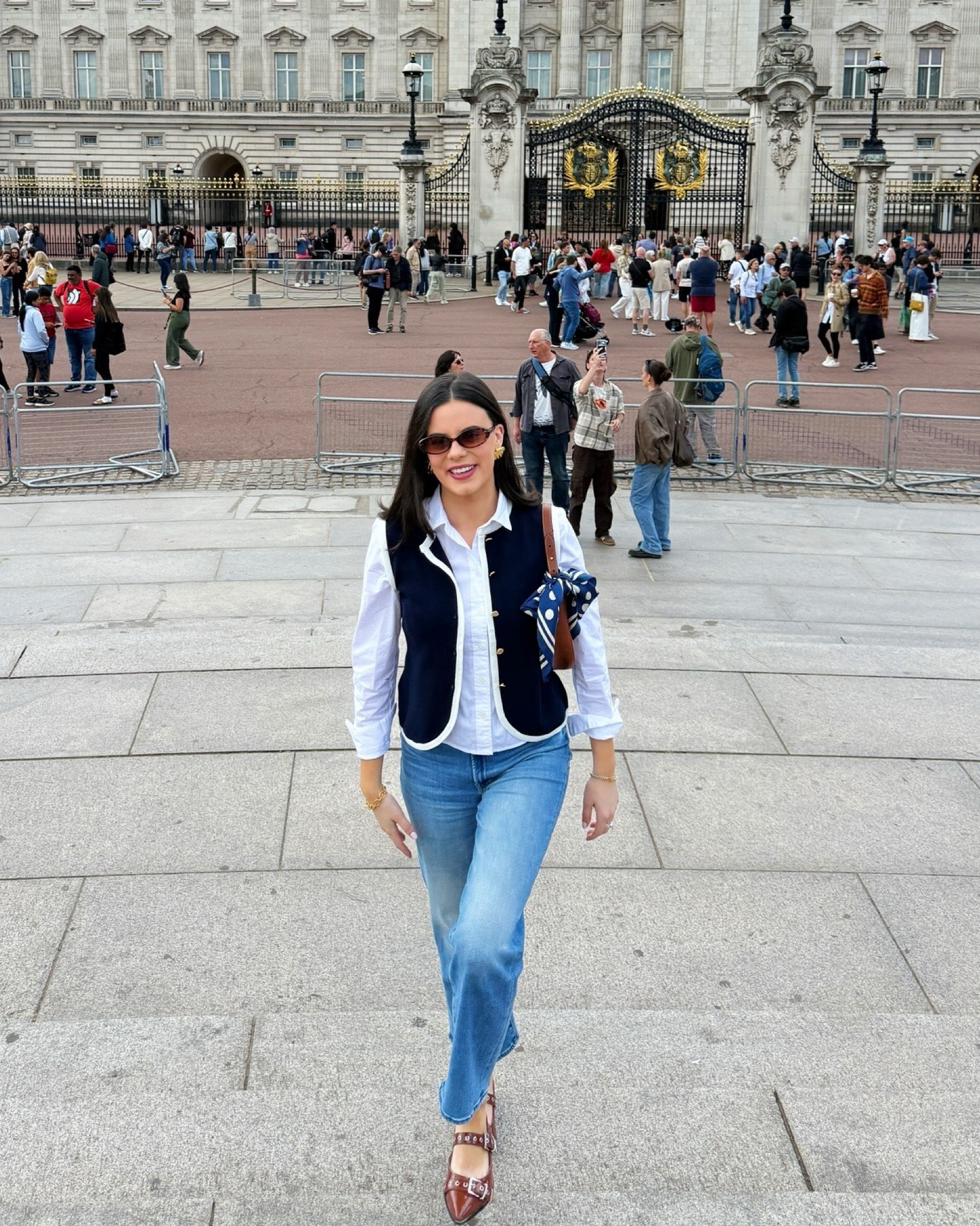 Simple outfit for touring London! The comfiest flats that I am wearing are from Amazon! Highly recommend 