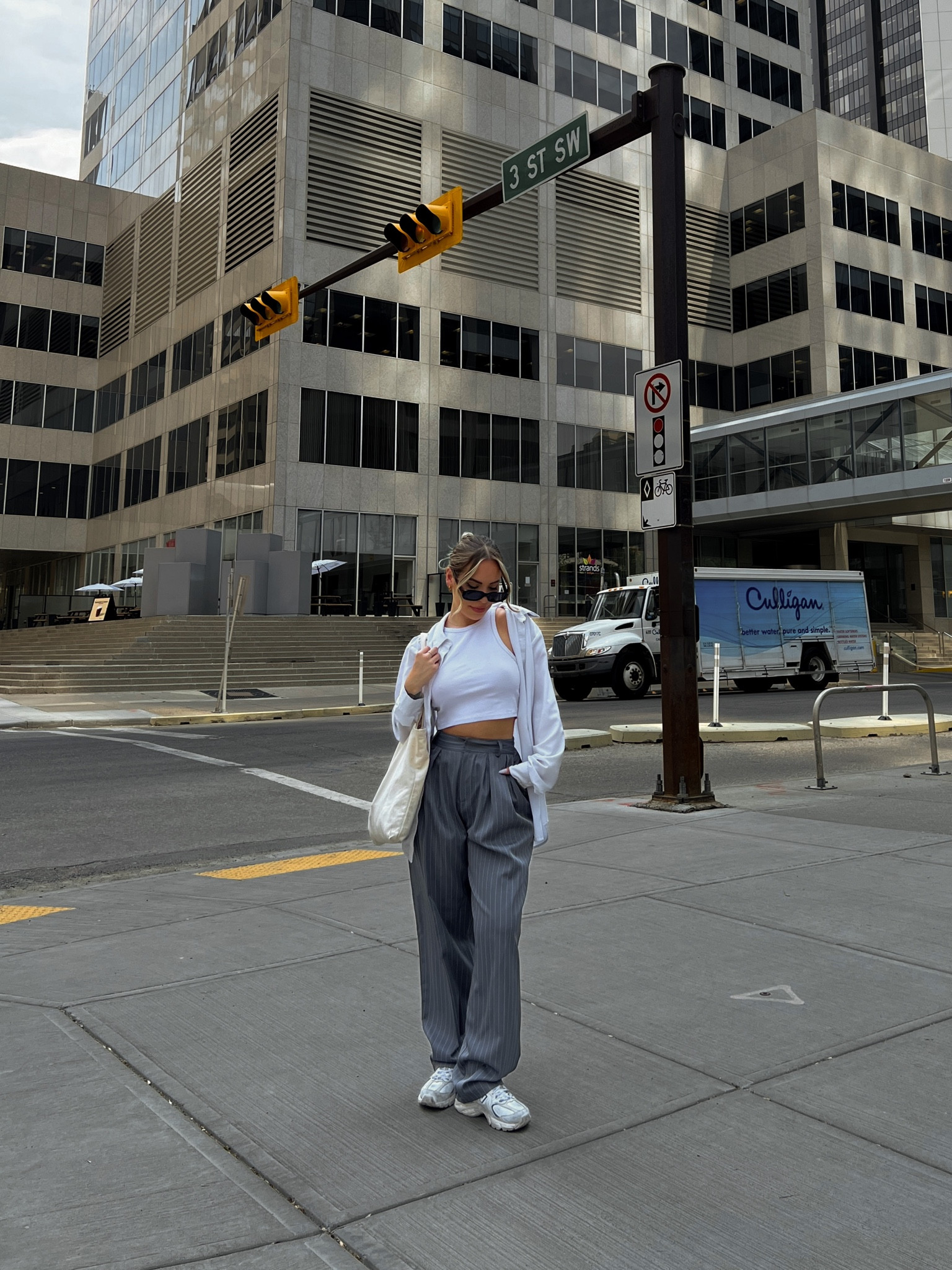 coastal grandma x city girly🌊🏙️

💁‍♀️fashion tip of the day💁‍♀️
let’s talk reliable basics. I wear a variation of this white tank literally everyday because it truly look good with everything🤍 reliable basics are the foundation to having an effortless style. try to play around with different necklines and lengths to change up your looks🤩

#LTKstyletip #LTKunder100 #LTKworkwear