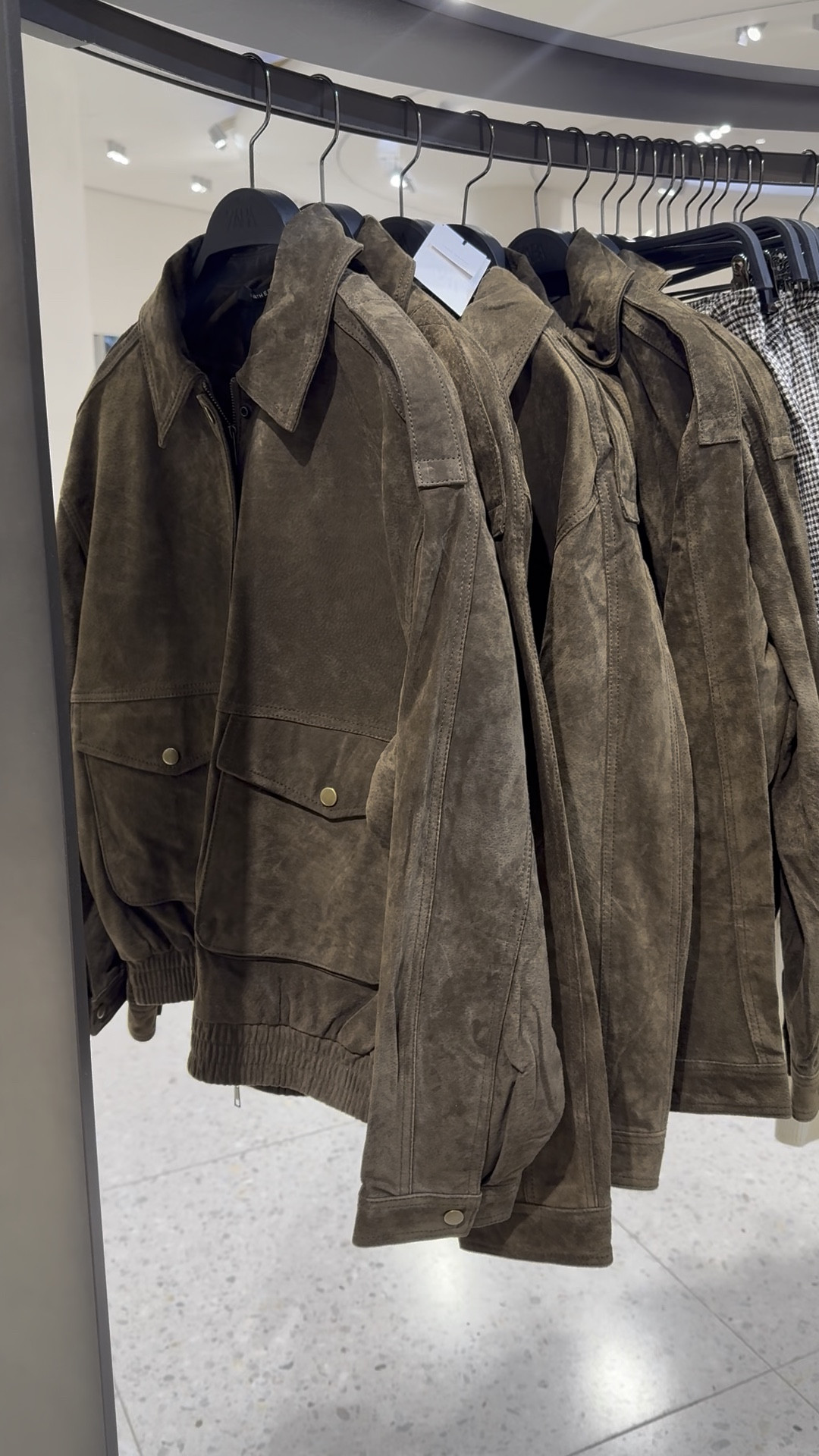 Zara 100% Suede Bomber Jacket❤️‍🔥
Tags: khaki brown oversized collar fashion spring inspo outfit ideas chic women’s style trending