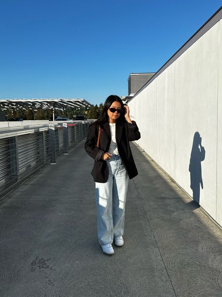 Aritzia Vogue Blazer (size 2XS, oversized fit)
Uniqlo white tee (size XS)
Abercrombie jeans (size 24 short)
New balance 550s 


#LTKstyletip #LTKSeasonal #LTKworkwear
