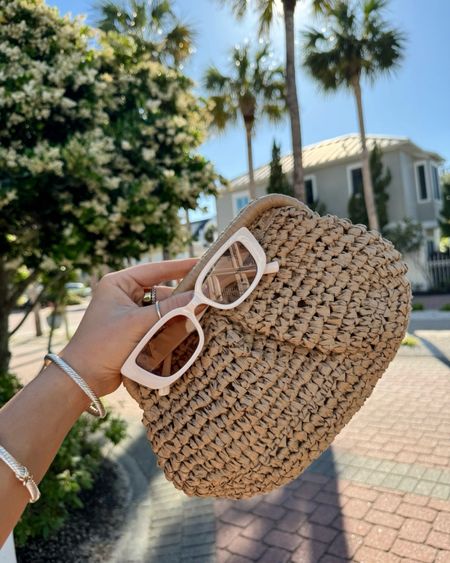 AMAZON STRAW CLUTCH 👜 perfect clutch for your next summer beach vacation! Loving these sunnies too! 🕶️

Amazon Fashion, Amazon Handbag, Amazon Style, Amazon Bag, Amazon Clutch, Straw Handbag, Amazon Sunglasses, Madison Payne

#LTKfindsunder50 #LTKstyletip