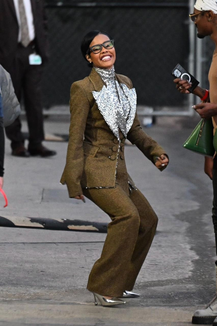 You ask, we answer! @_ms_ruru says, “Hello, can we please get the details on Teyana’s outfit?”
@teyanataylor wore a sequin-embellished layered blazer by @rabanne, priced at approximately $2,490 USD, featuring a sculpted metallic panel layered over a textured tailored jacket, paired with matching trousers. Hot! Or Hmm..?

📸: Getty Images
#TeyanaTaylor #TeyanaTaylorFBD #teyanataylorfbd #rabanne #fashionbombdaily #fbdaily #BombStyle