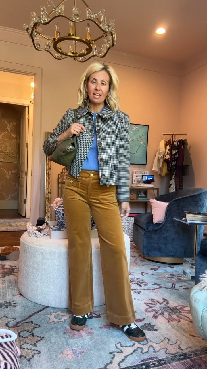 Love a short sleeve sweater! J.Crew Factory is killing it! 

Jacket - 2 
Sweater - xs 
Pants - 26P
Flats - 7.5 (1/2 size down)

#LTKdayinmylife #LTKSeasonal #LTKOver40