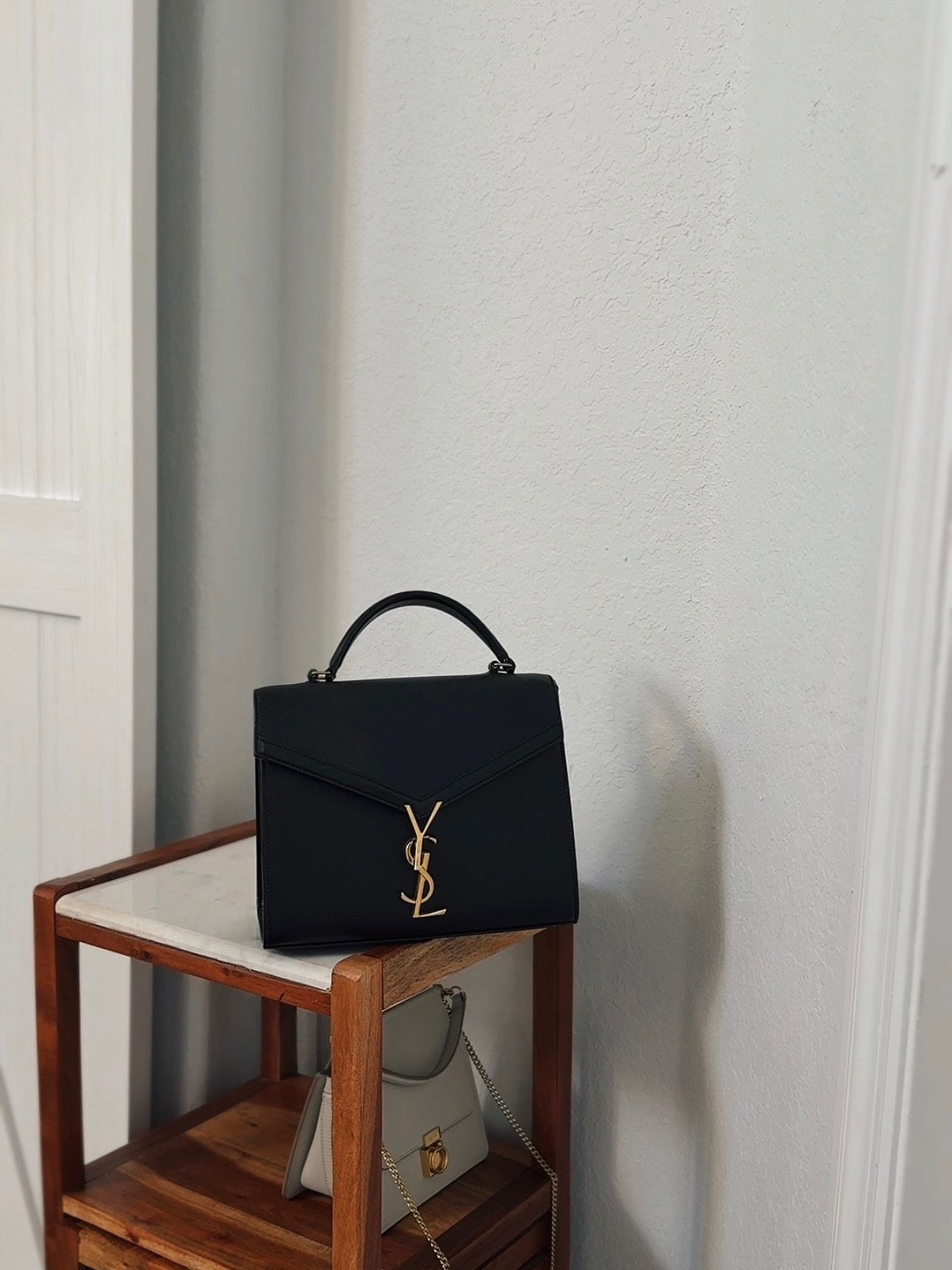 Capsule wardrobe — handbag edition (and yes they’re black and white 🫣)

Finally grew up and invested in real leather handbags: 

1. @ysl Cassandre Top Handle in black grain de poudre— structured, timeless, endlessly luxe.

2. @polene_paris Numéro Sept Mini in “Textured Chalk” — soft light tones with quiet drama.

Switching bags in a flash, thanks to my essentials pouch (cards, lippies, IDs — the lot!). 

#CapsuleWardrobe #HandbagEdit #PreLovedLuxury #QuietLuxury #EffortlessStyle #HandbagEssentials #LTKstyletip #LTKhome

#LTKStyleTip #LTKBeauty #LTKHome
