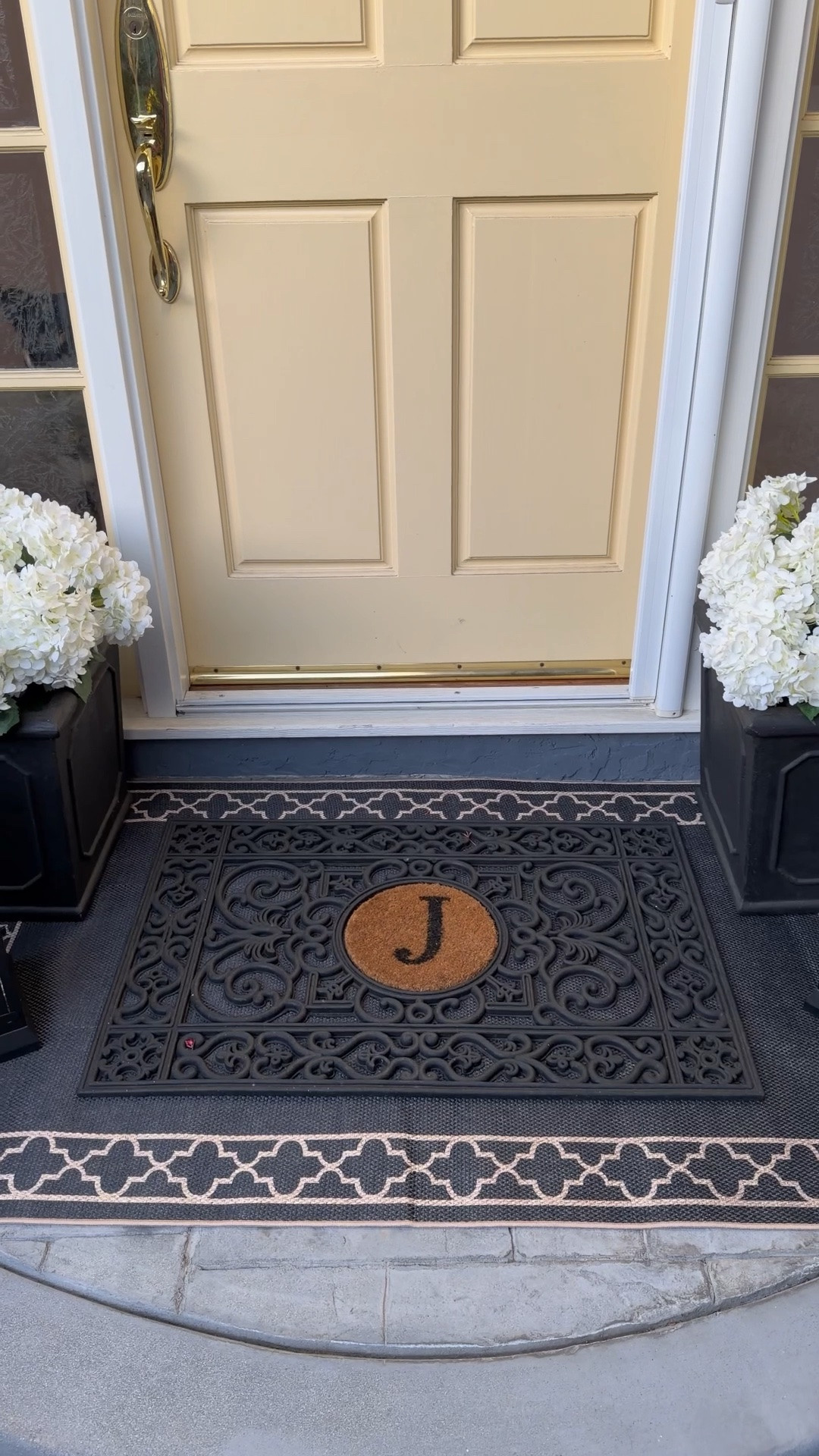 I wanted to show you my new rug I put on my front porch. It brings the doormat, the lanterns and the planters all together. I am loving the look!

#LTKHome