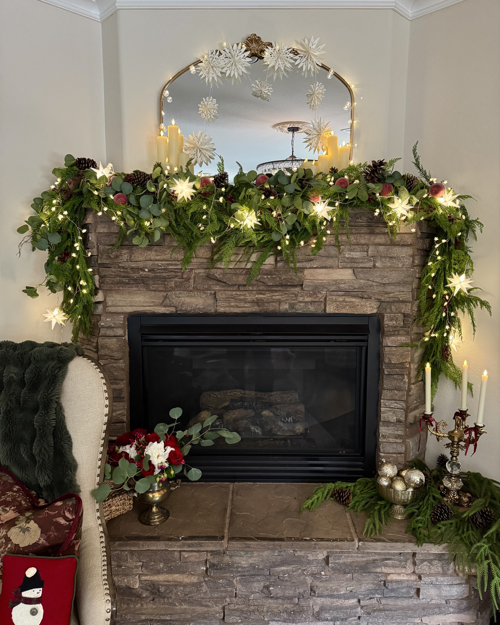 Mantel Garland 

#christmasmantel #christmasdecor #holidaydecor