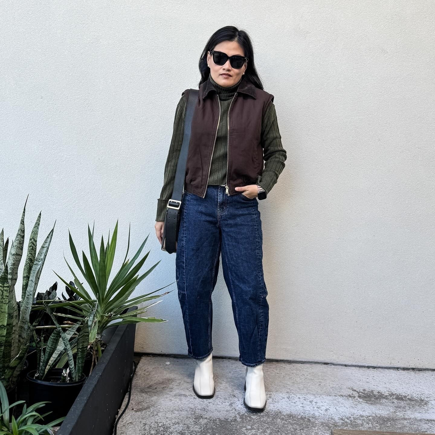 I’ve been saying how much I want to get more barrel jeans, but I still haven’t. 🤣 

I think I want to get a light wash as well. 

How about y’all? How do you feel about barrel jeans?

𝐎𝐔𝐓𝐅𝐈𝐓 𝐃𝐄𝐓𝐀𝐈𝐋𝐒:
Shoes: @sam_edelman ; Jeans: @oldnavy ; Bag: @burberry ; Vest: @hm ; Top: @nordstromrack ; 😎: @maisonvalentino 

#osipjeansweek #petitestyle #barreljeans #browntrend #fall #fallfashiontrends #fallstyleinspo #transitionalstyle #realootd