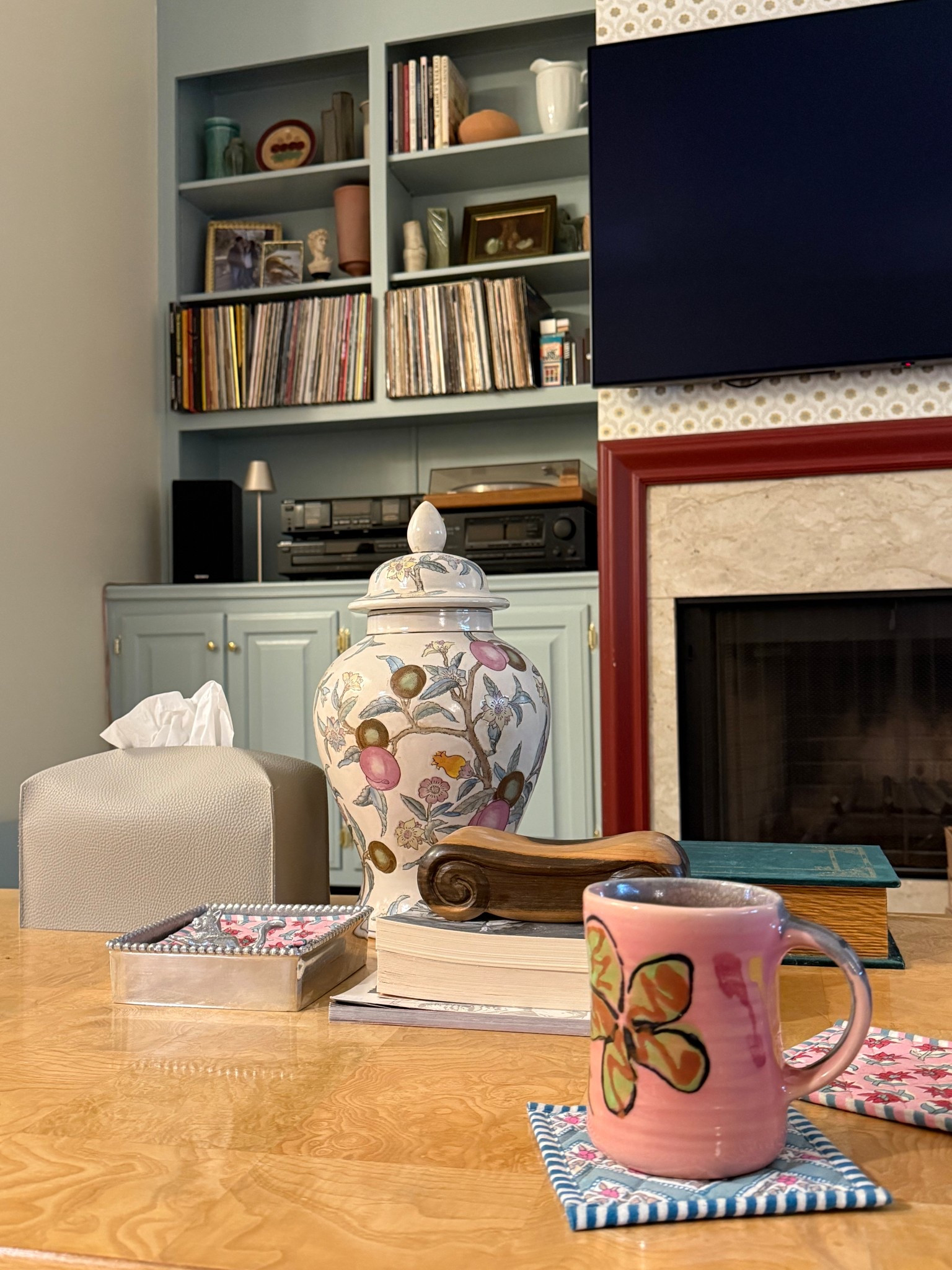 🌸☕️🩵

#LivingRoomDecor #LivingRoomInspo #HomeDecor #HomeInspo #InteriorDecor #Wallpaper #ShelfStyling

#LTKFamily #LTKHome #LTKFindsUnder50