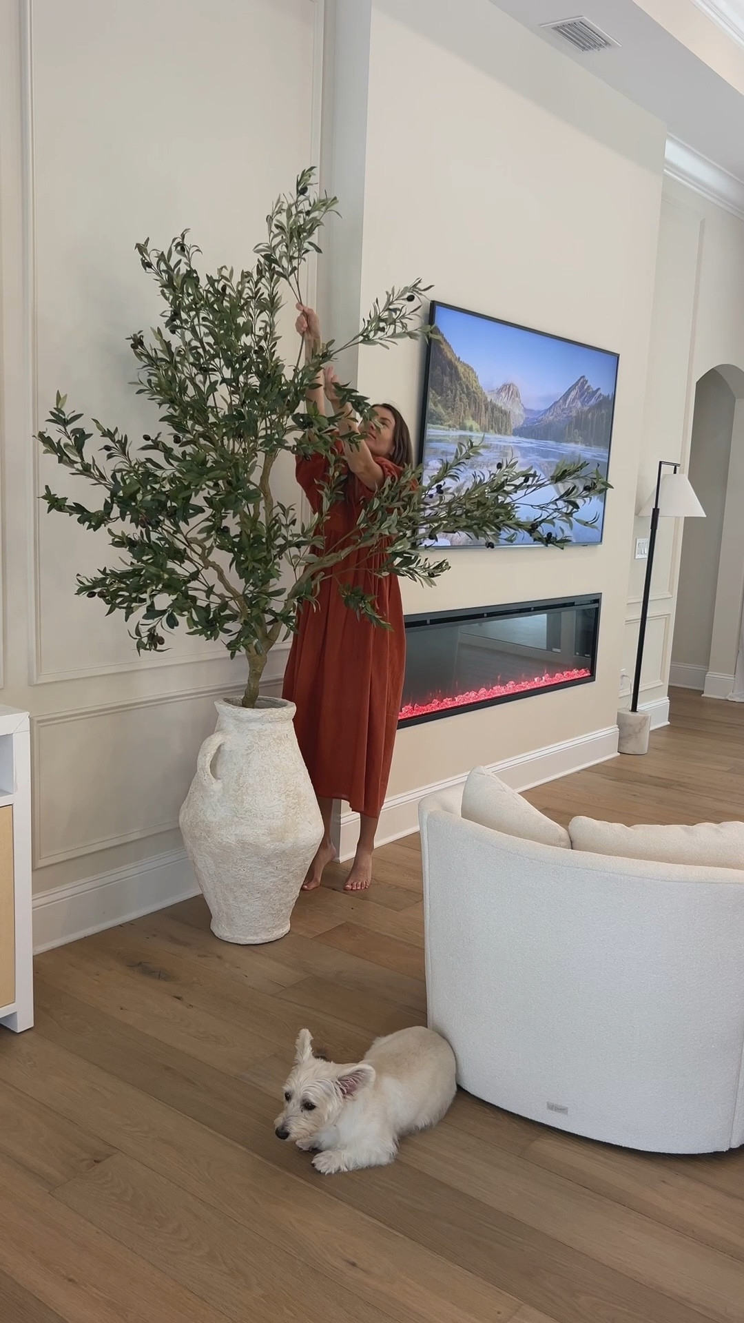 Olive tree that gives Italian Vilage vibes 🇮🇹🫒
#olive #olivetree #livingroom #livingroomdecor #home #design 


#LTKHome