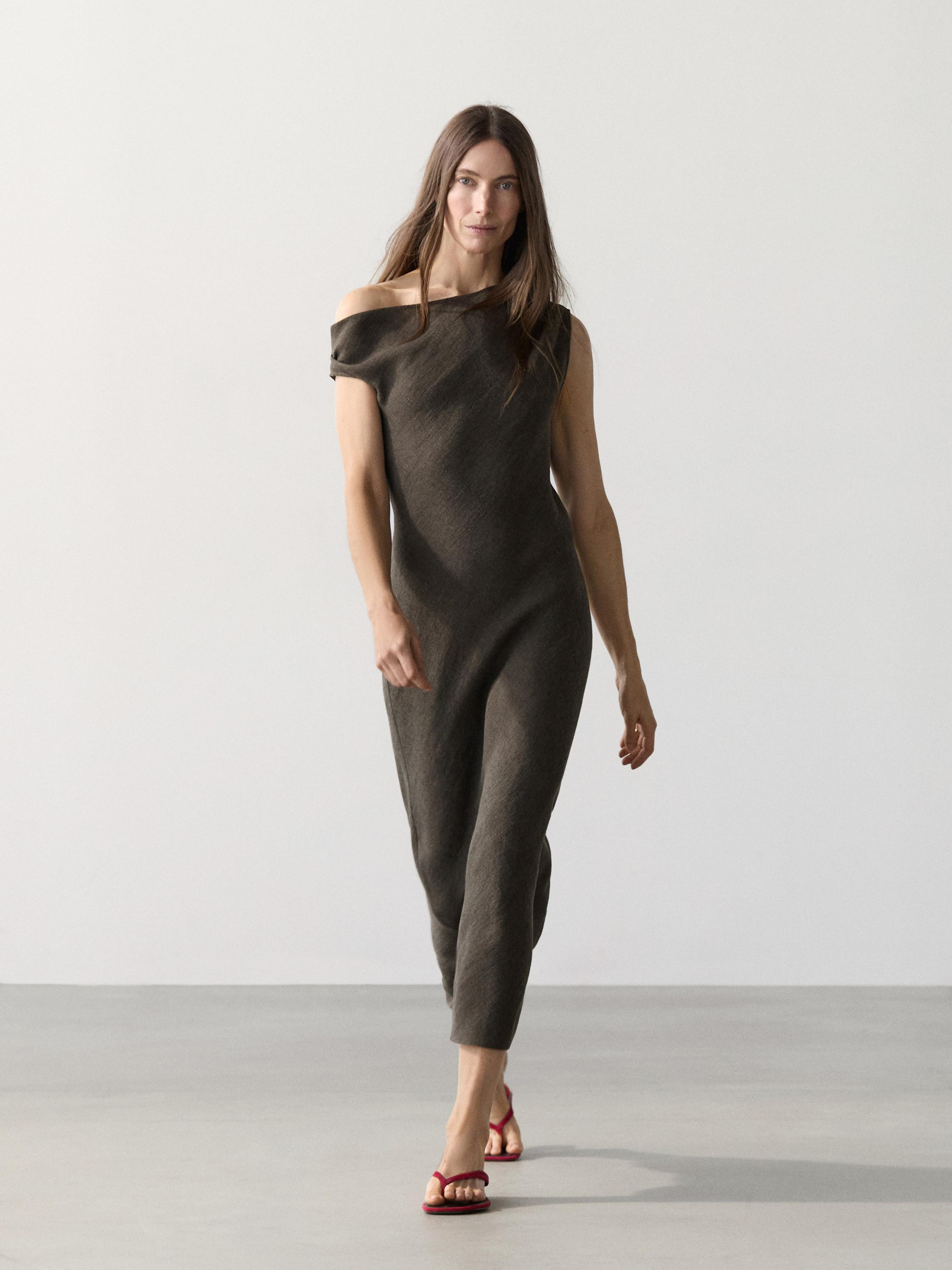 AUSSEHEN ANSEHEN
Midikleid aus reinem Leinen mit Schulterdetail

 120 €  Farbe:  Grau  Hinzufü... | Massimo Dutti DE