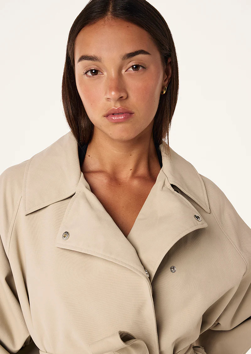 COMMUTE TRENCH COAT IN OXFORD TAN | P.E Nation AU
