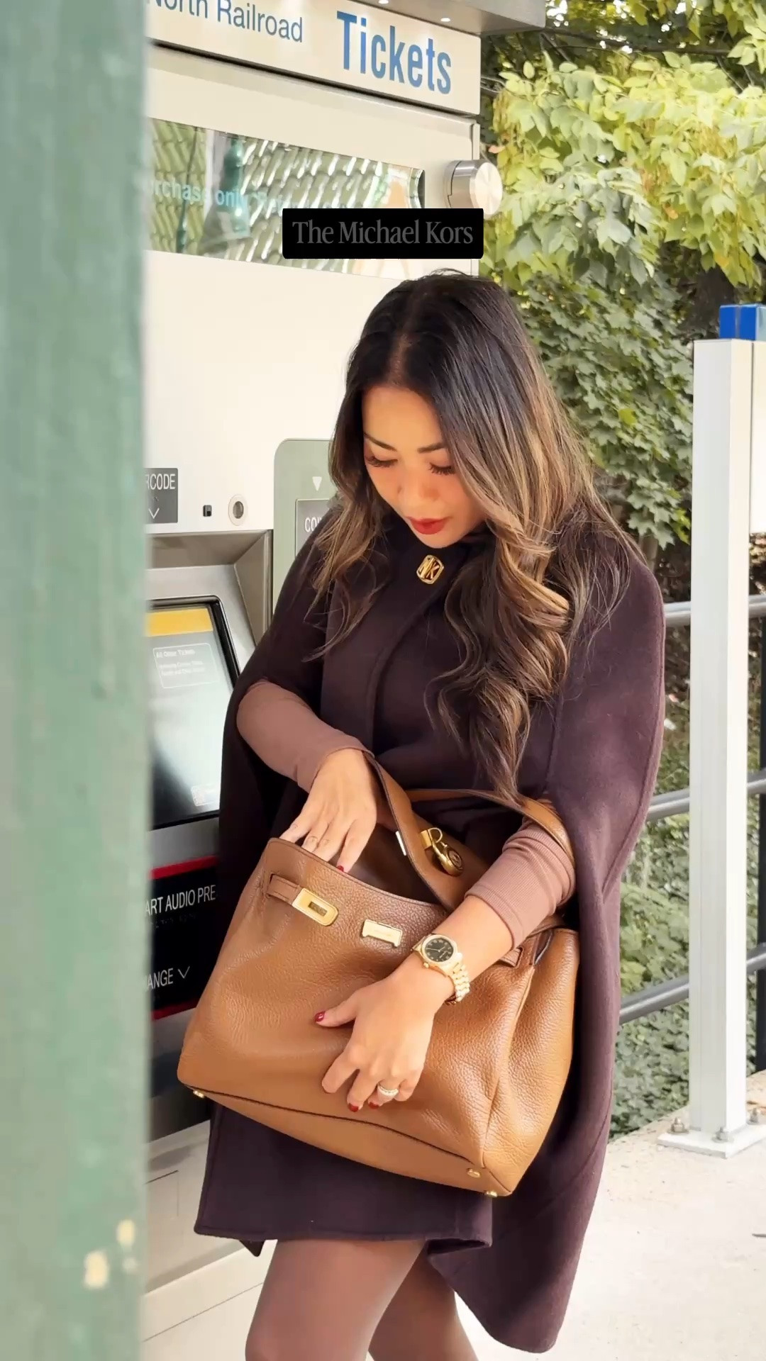 Cooler air, layered textures, chocolate browns and finally an excuse to wear a cape 🤎 The new @michaelkors Hamilton bag, Amara pumps, and turn lock cape from @macys are made for fall 🍂 

#mkpartner