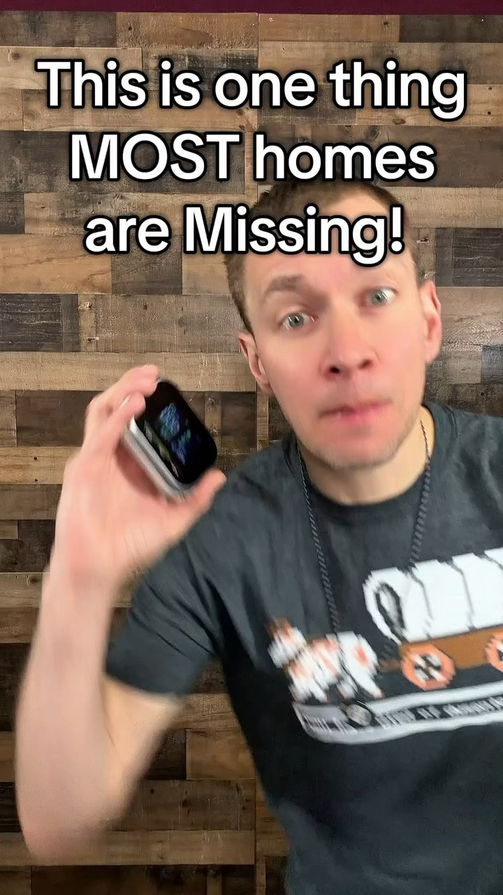 One of those small home safety upgrades that gives real peace of mind. This plug-in detector monitors carbon monoxide and gas levels so you can catch problems early. Simple to install and something every home should have.
