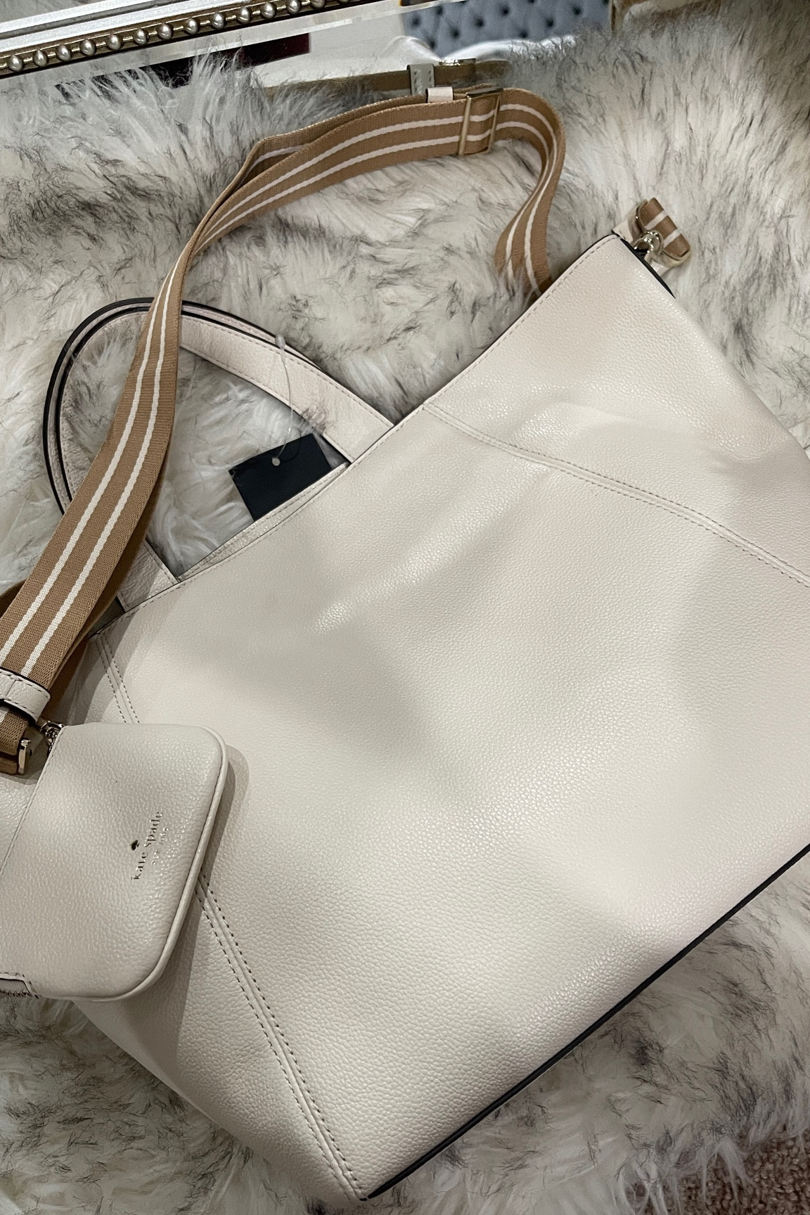 Kate spade travel tote with a zipper 

#LTKHoliday #LTKSeasonal #LTKsalealert