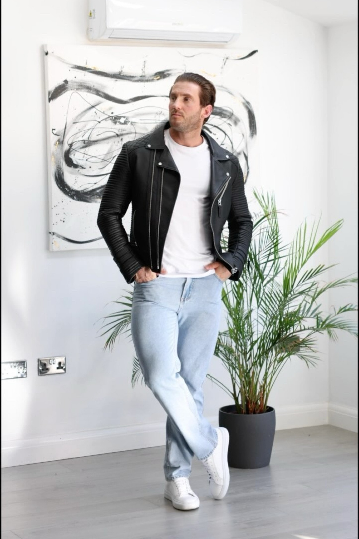 A very simple and classic look 🫶 people have been rocking this look from back in the 80s right up to today 🔥 it’s a timeless style that will always look great! 

And Most us of own these items 👀

Have a great day everyone 🖤 

#mensfashion #mensfashionpost #mensfashionreview #mensfashions #mensfashionblog #mensfashionstyle #mensfashionteam #mensfashionfix #mensfashionwear