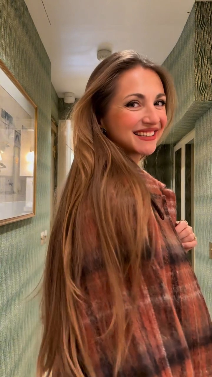 AD| The checked coat I’ve been reaching for nonstop in Paris — especially on those chilly evenings when I’m getting ready for dinner and want something warm and effortlessly chic.
Classic checks, soft tailoring, and that relaxed silhouette that elevates the whole look without even trying.
Sometimes all you need is one beautifully made coat to pull your night-out outfit together. 
Make sure you use Liliya15 @fabrique.official 🫶🏼

Paris in November, but make it chic 🤍
Which evening look would you pair it with?