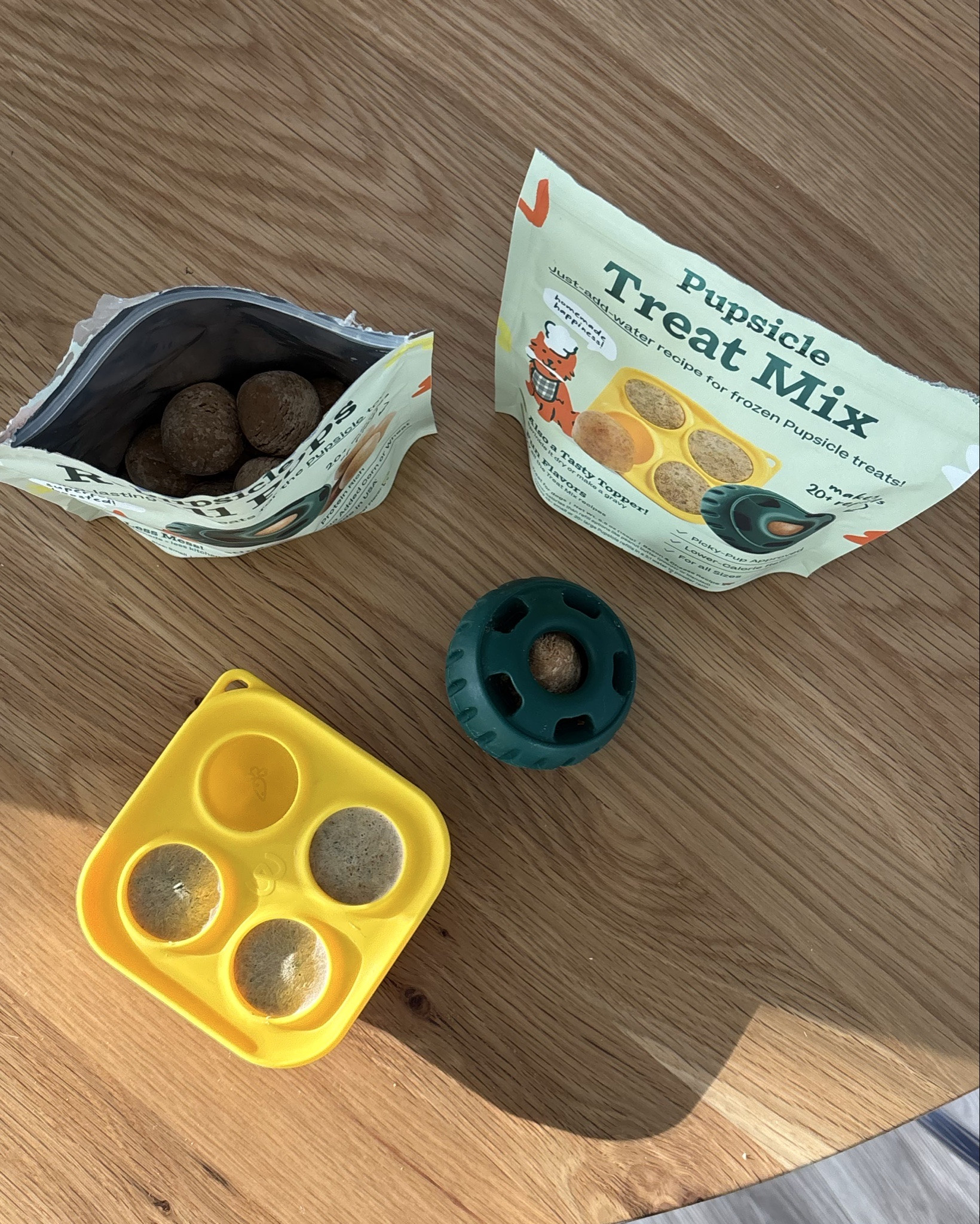 The best long lasting treat, the pupsicle! 🤎🐶