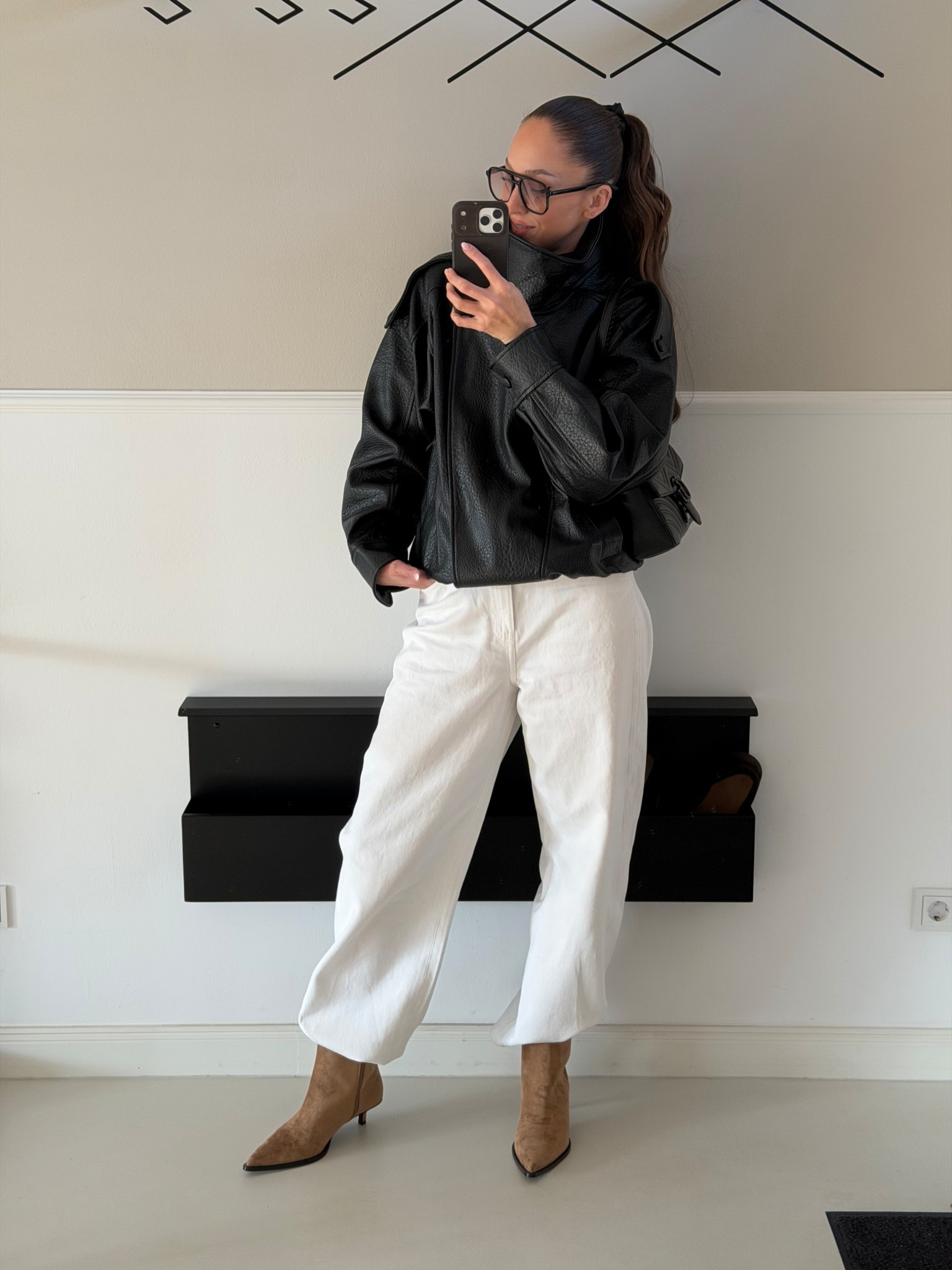 Barrel Jeans meet Lederjacke – lässig gesteckt in Stiefeletten für einen cleanen, modernen Look.

#LTKdeutschland #LTKstyletip #LTKbeauty
