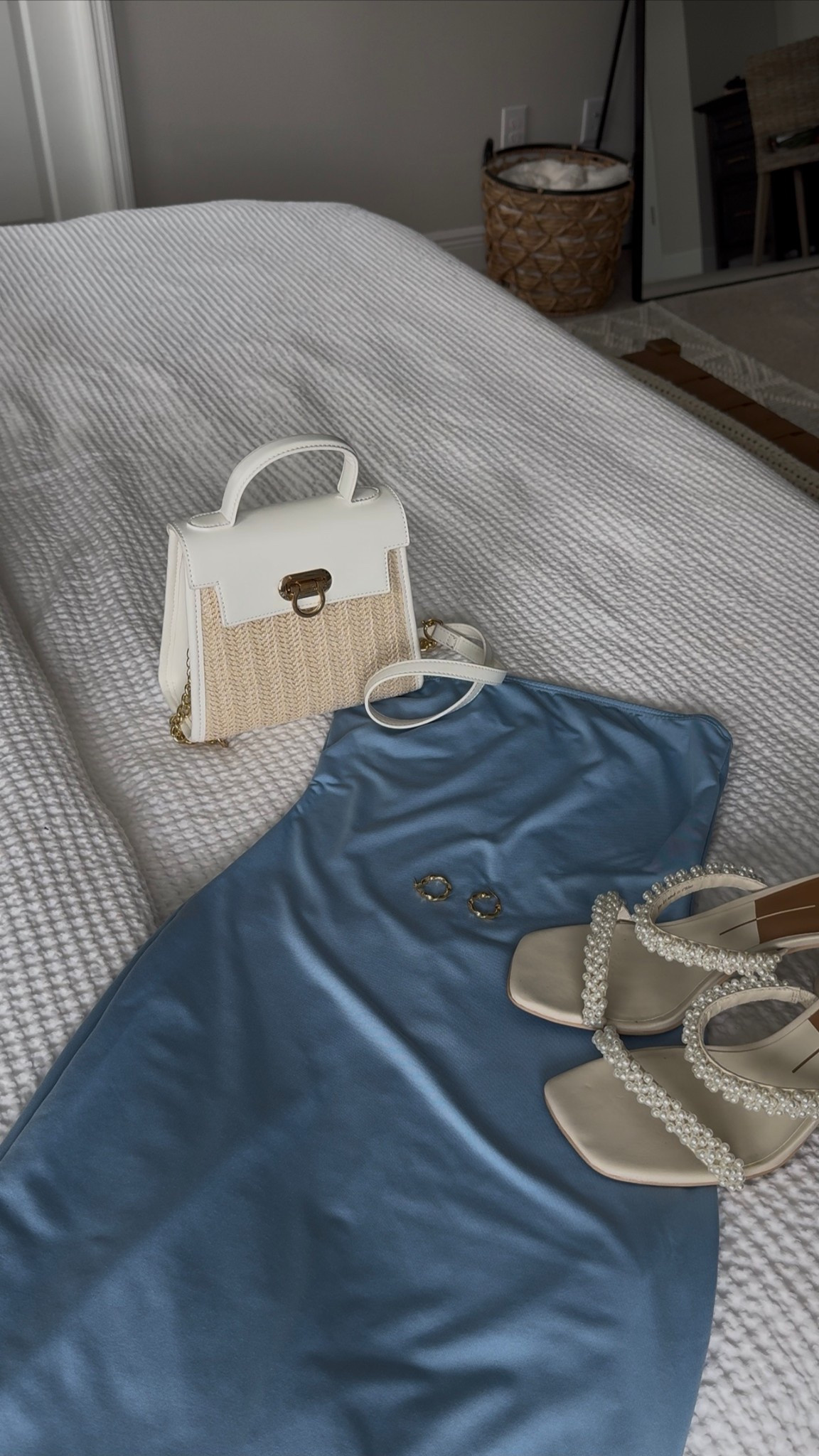 Luxe look, less spend 💙✨ This elegant dress + pearl block heels combo feels so high end without the splurge 💰 It’s giving quiet luxury on a summer budget. 
#LuxuryForLess #EffortlessElegance #ChicOnABudget #SummerStyle #StyleSmarter #SALE


#LTKSeasonal #LTKSaleAlert #LTKFindsUnder50